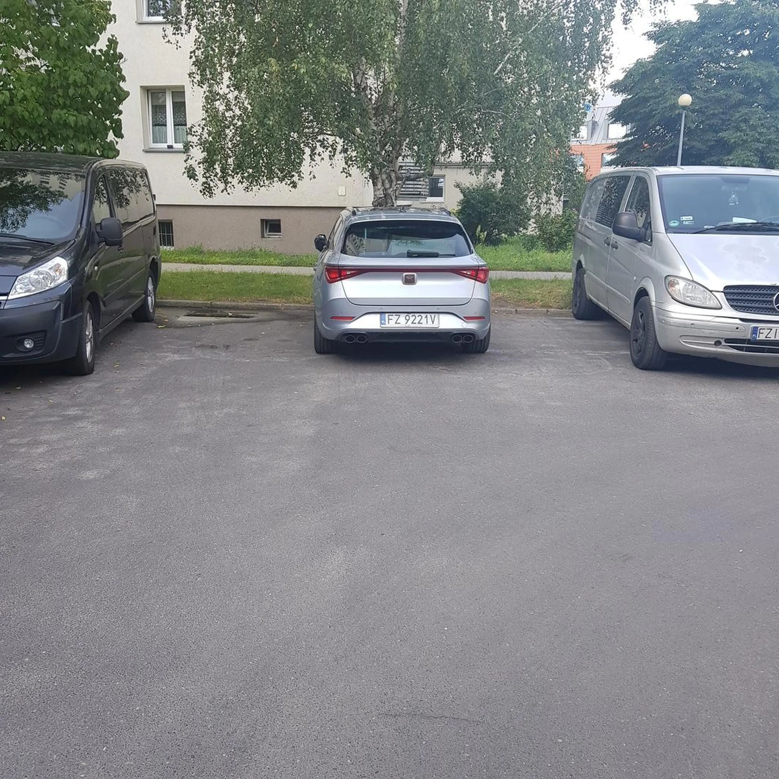 Oferma życiowa zajmująca 2 miejsca na zaj.anym parkingu osiedlowym