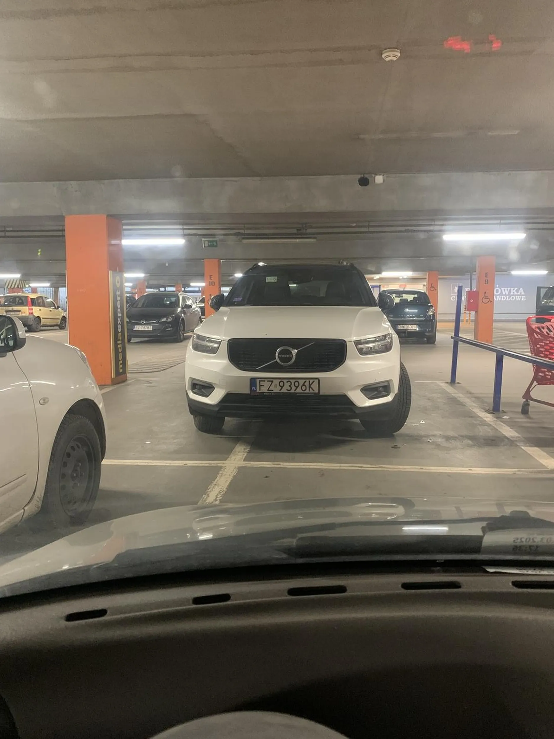 Myślałem że na kursie prawa jazdy uczyli jak parkuje się w liniach ;)