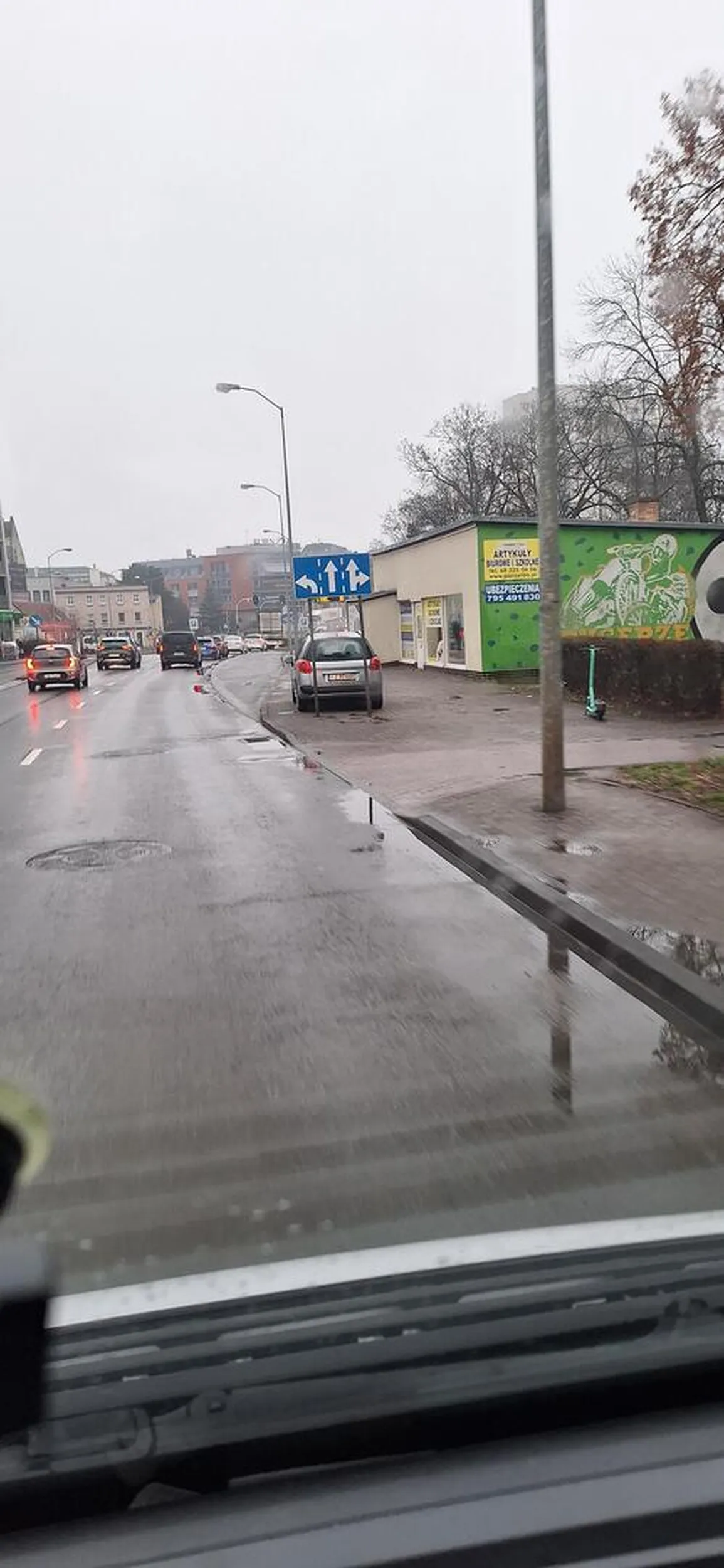 Jeździ po chodniku i na nim parkuje bo pracuje obok Zero poszanowania