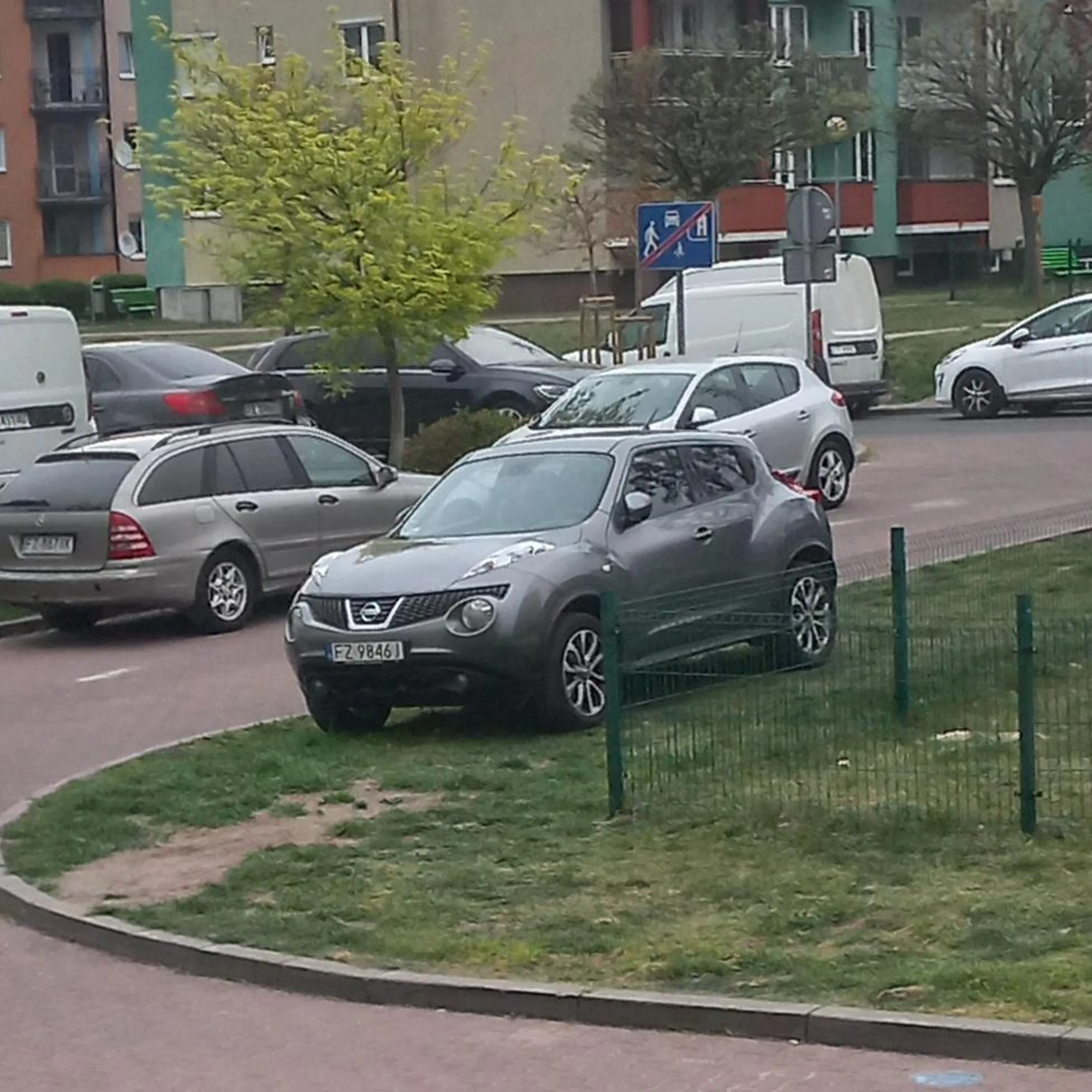 Yhm parkowanie na trawniku ?!