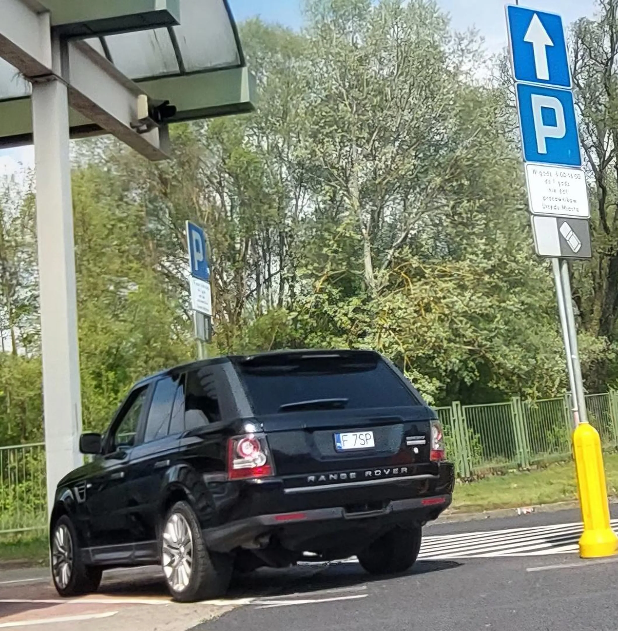 Wleciał z 100km/h na krótkim odcinku parkingowym , tutaj chodzą matki z dziećmi morderco. a napewno nie wjechal prosto z ulicy i jeszcze siedzial kilka minut w Aucie peta wyrzucił na parking albo jakis śmieć, facet jak masz za durze auto i sie nie miescisz na jednym parking to kup sobie mniejsze. dodatkowo souto ma miejsce  na normalna tablice a tobie si wydsje ze kwbojem chyba jestes w l.rowerze zebys bekna za te tablice.