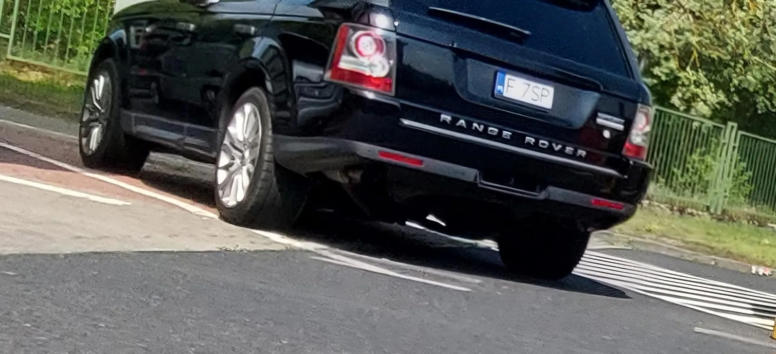 Wleciał z 100km/h na krótkim odcinku parkingowym , tutaj chodzą matki z dziećmi morderco. a napewno nie wjechal prosto z ulicy i jeszcze siedzial kilka minut w Aucie peta wyrzucił na parking albo jakis śmieć, facet jak masz za durze auto i sie nie miescisz na jednym parking to kup sobie mniejsze. dodatkowo souto ma miejsce  na normalna tablice a tobie si wydsje ze kwbojem chyba jestes w l.rowerze zebys bekna za te tablice.