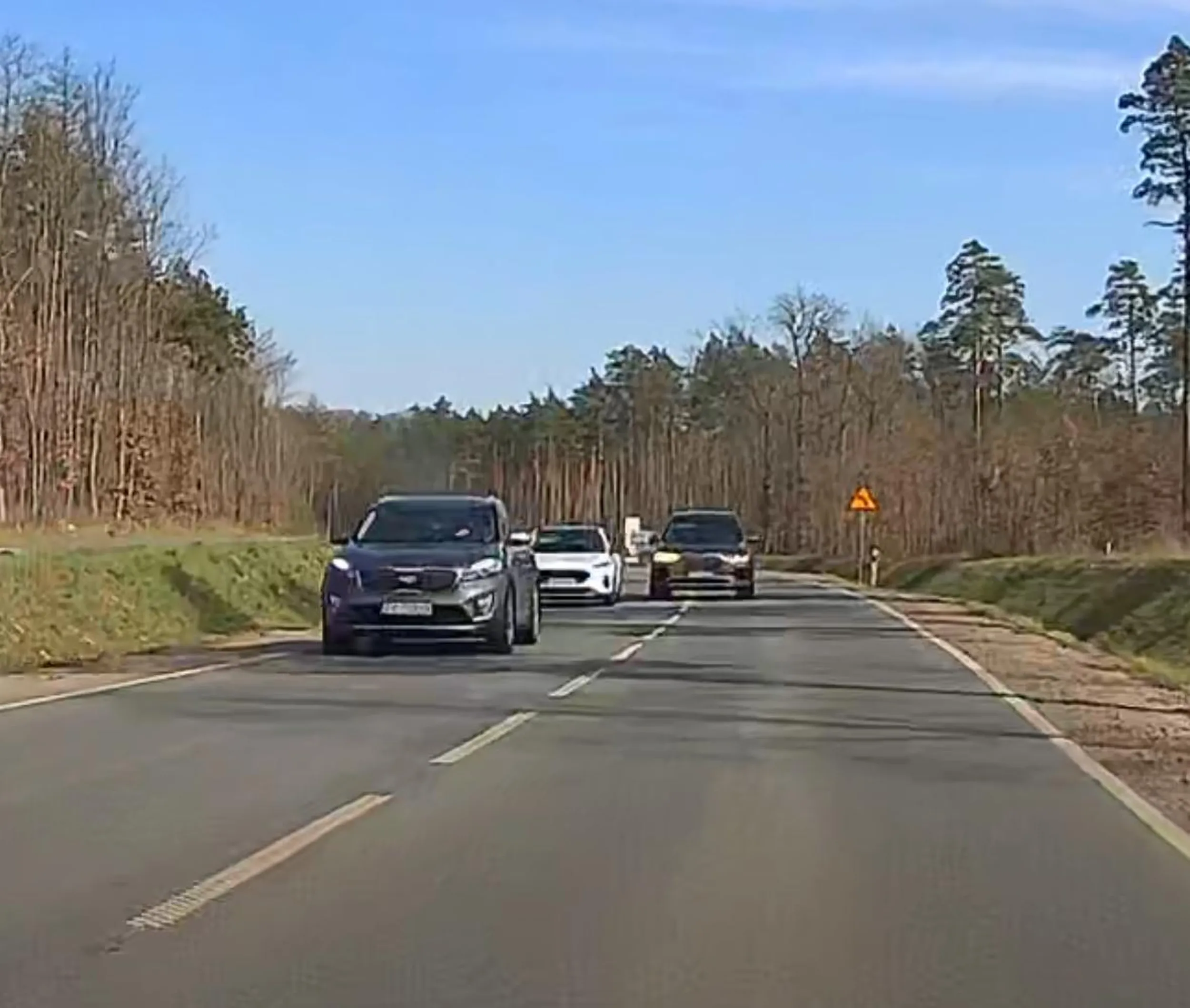 Ok*rwieniec wyprzedza na zakręcie na trzeciego