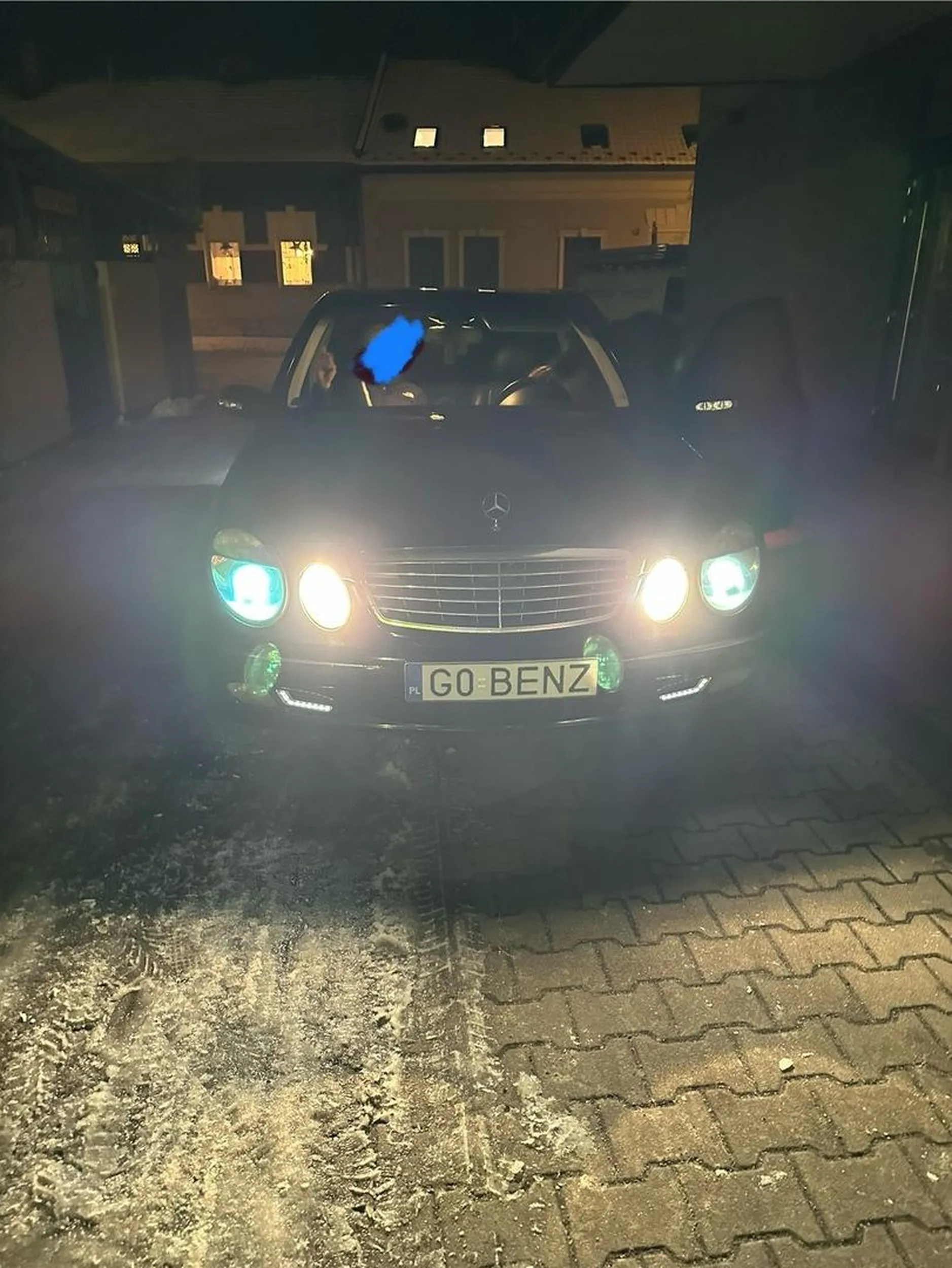 Agresywny „kierowca”, który nie umie stanąć na miejscu parkingowym tylko zastawia wjazd i inne samochody, a po zwróceniu uwagi  przez młodą dziewczynę  robi się agresywny do niej, wyzywa i wysiada z samochodu, żeby ją „uciszyć”. Nie polecam