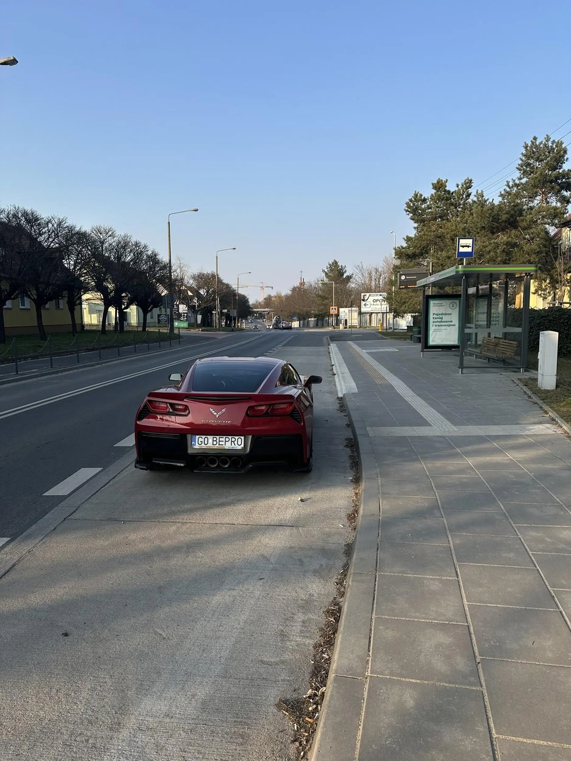 Ten samochód notorycznie parkuje na przystanku autobusowym