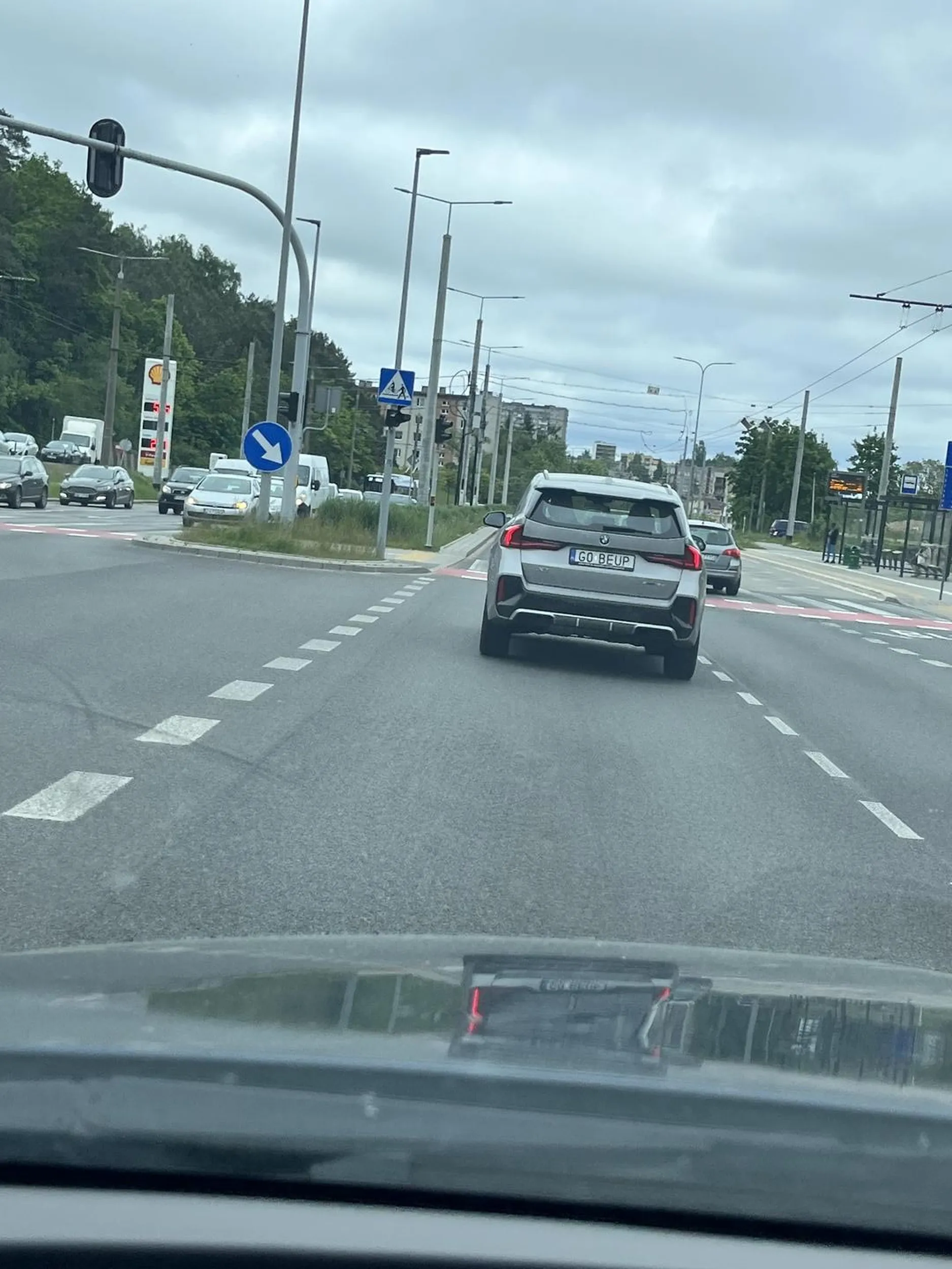 Wymuszanie pierwszeństwa, awanturnicza blondyneczka za kierownicą BMW