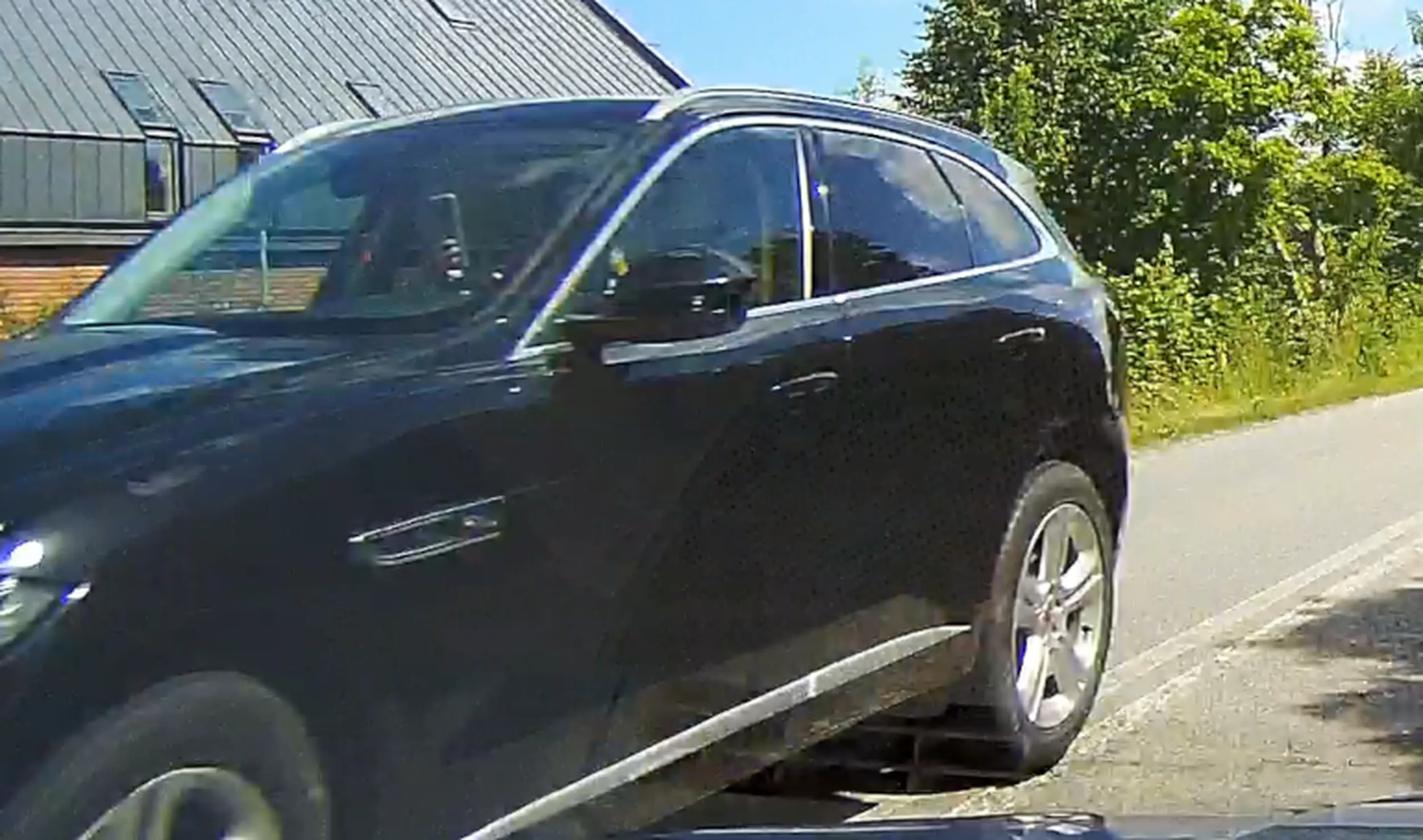 Na zestaw głośnomówiący kasy zabrakło? Czy sobie komórkę połączyć z autem to już za trudne... Następnym razem życzę szerokiego tira z przeciwka coby boczek solidnie przerysował...