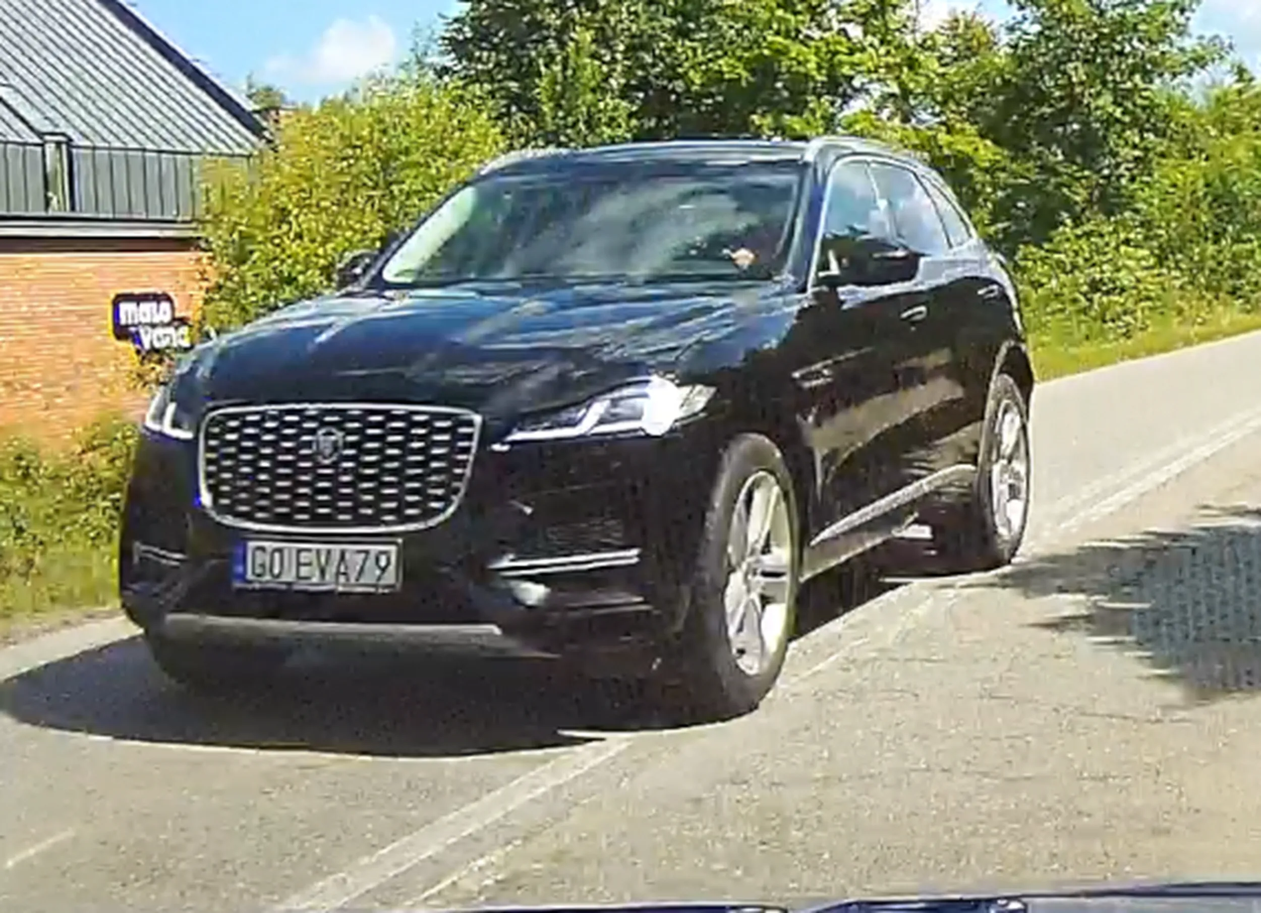 Na zestaw głośnomówiący kasy zabrakło? Czy sobie komórkę połączyć z autem to już za trudne... Następnym razem życzę szerokiego tira z przeciwka coby boczek solidnie przerysował...