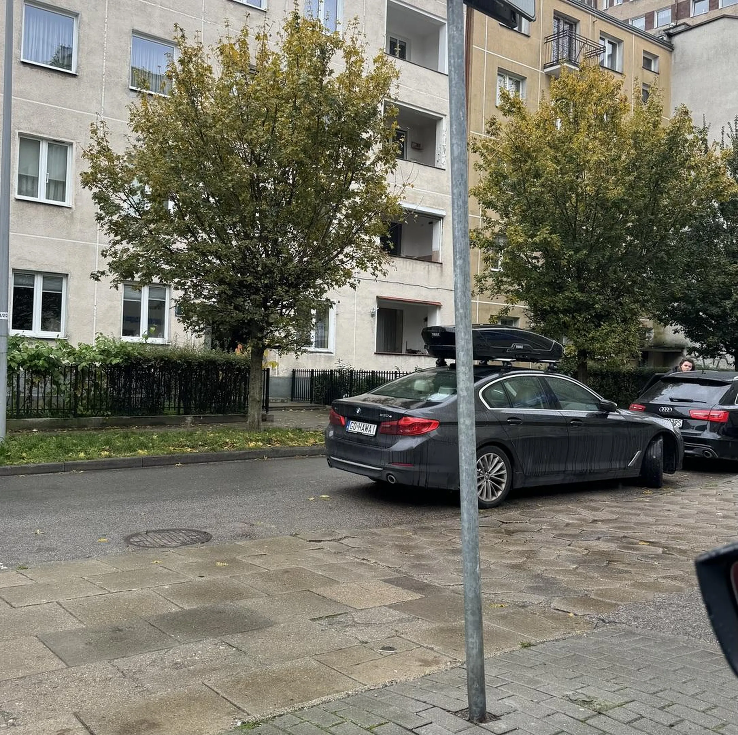 Kretynka zastawiła wjazd do osiedla uniemożliwiając ludziom wjazd i wyjazd jak i śmieciarce możliwość zabrania odpadów