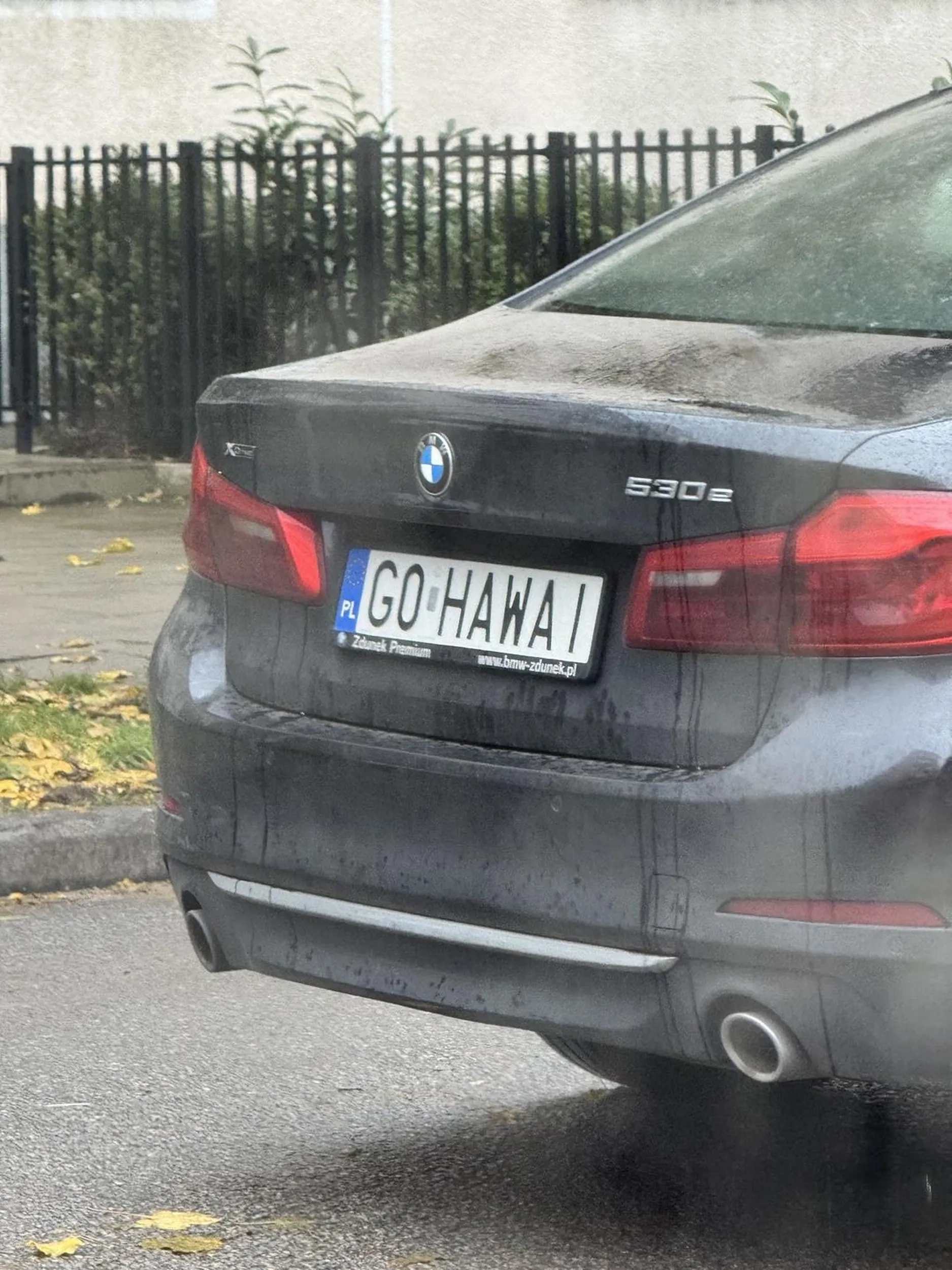 Kretynka zastawiła wjazd do osiedla uniemożliwiając ludziom wjazd i wyjazd jak i śmieciarce możliwość zabrania odpadów