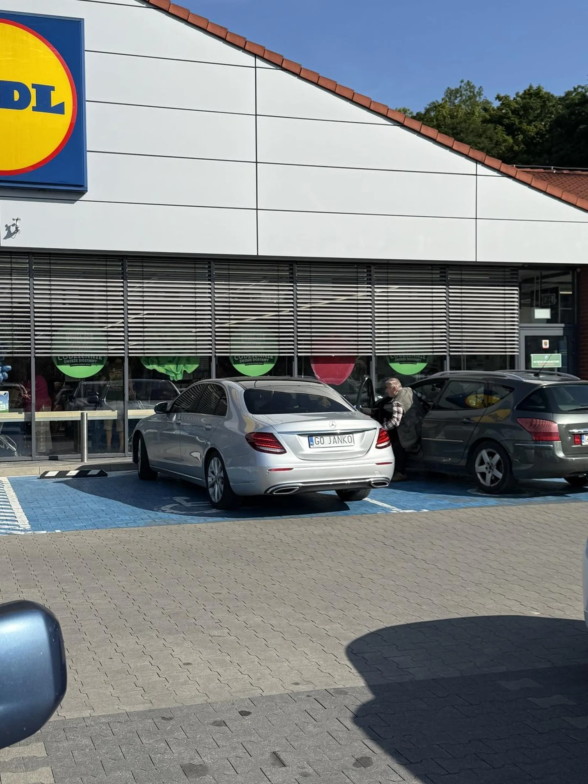 Zaparkował na miejscu dla inwalidy przy Lidl Kartuzy