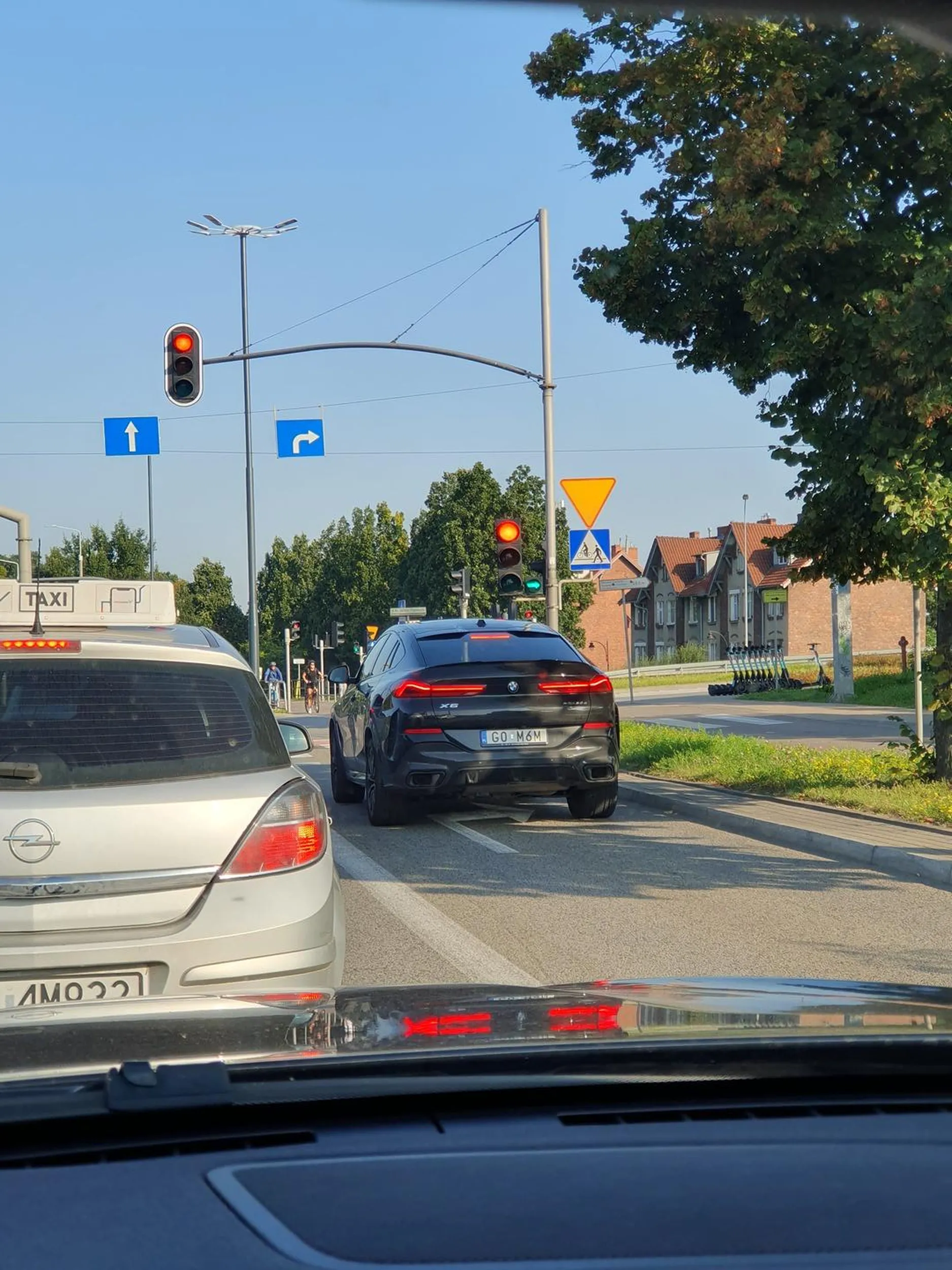 Stara głupia baba, omija korek i skręca nie ze swojego pasa. Następnie tworzy korek, gapiąc się w telefon.