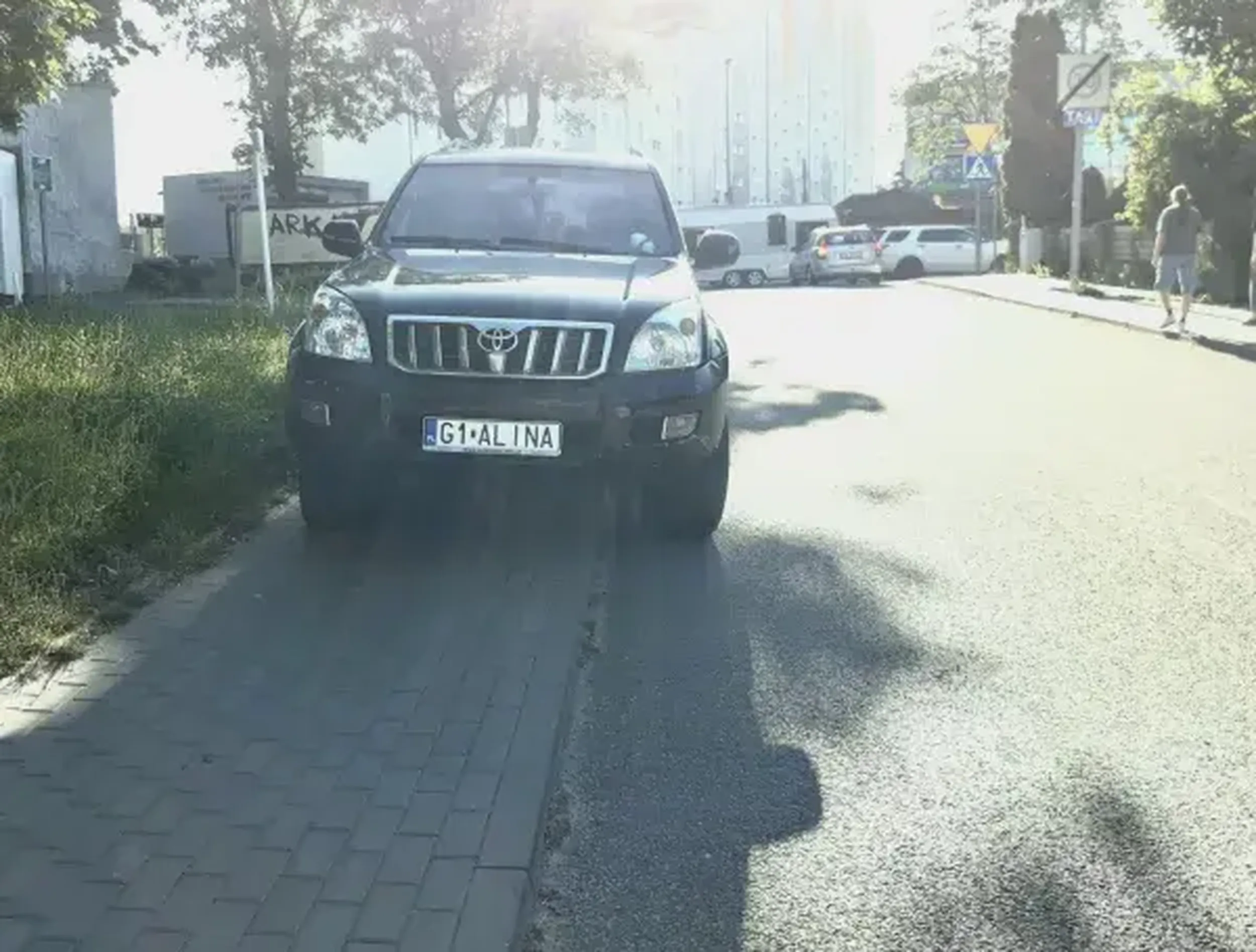 Nie potrafi parkować. Zabrać prawo jazdy.