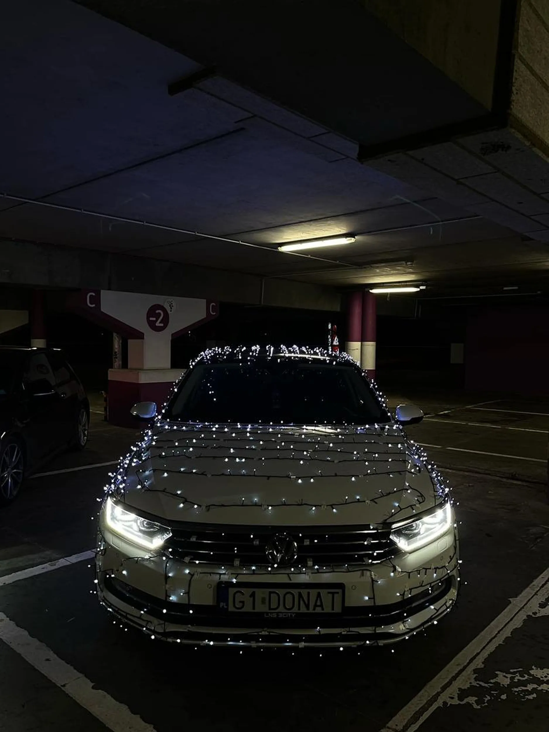 Ładny pojazd kierowca miły ładnie parkuje (na kopertach)