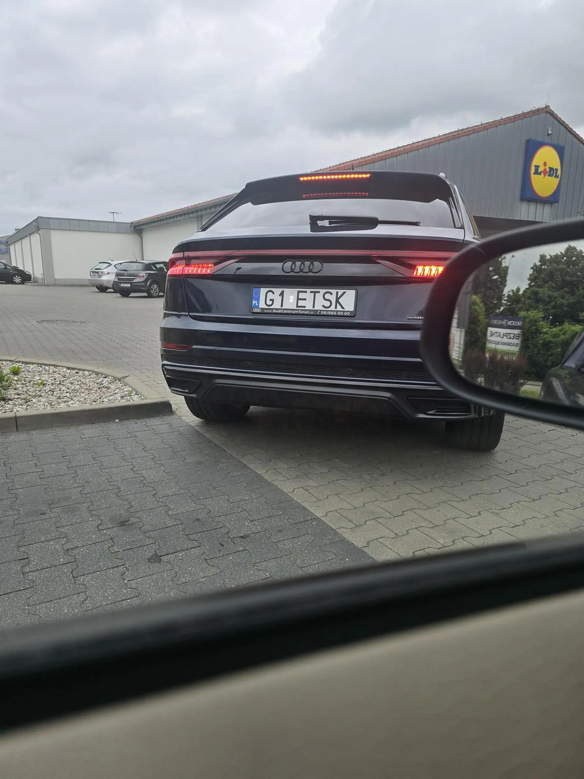 Damusia bez dzieci parkuje na miejsach dla matek z dziećmi pod lidlem w Kwidzynie