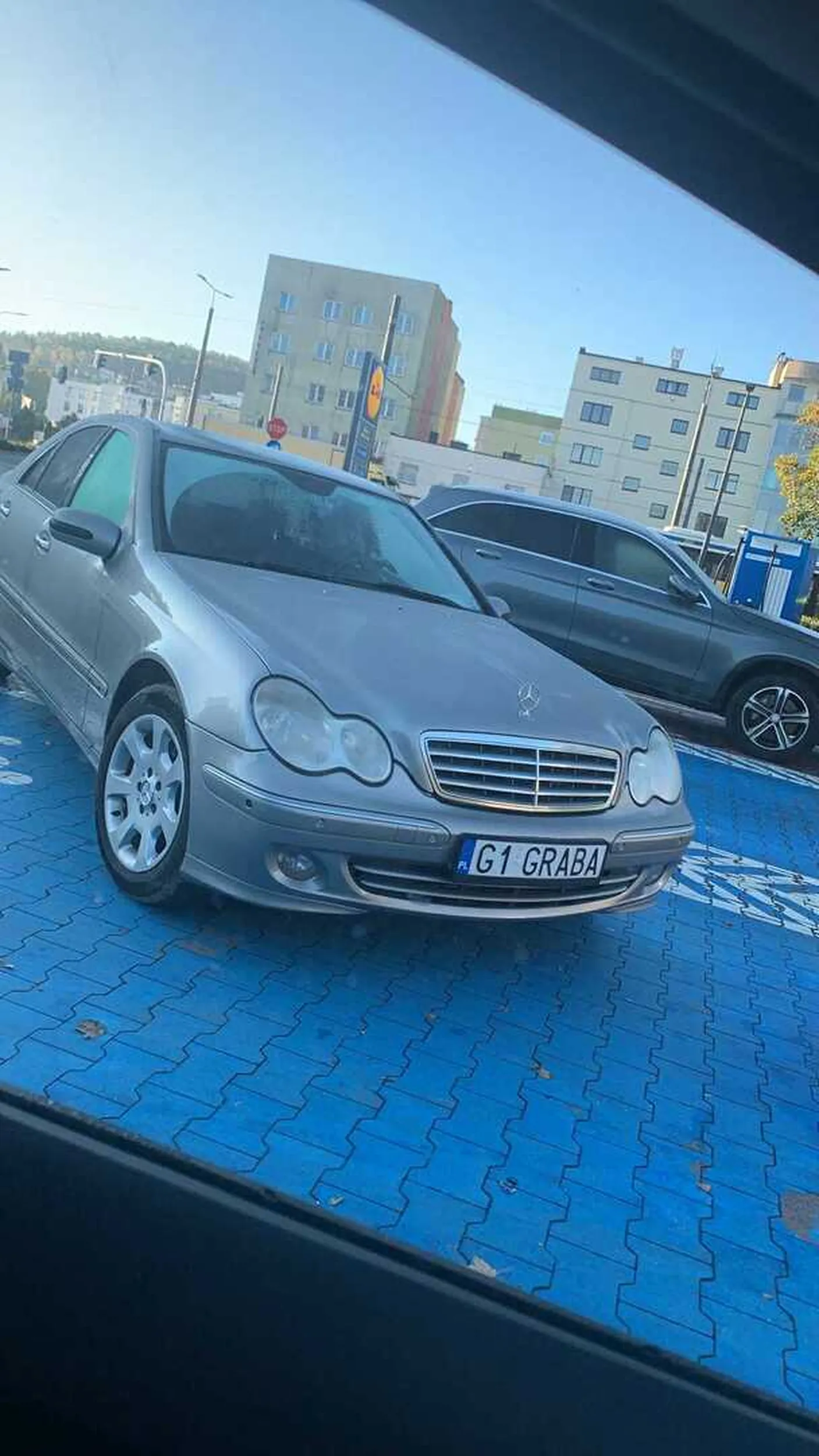 Tak trochę niefajnie Pan parkuje, zajmując dwa miejsca wskos; ludzie stali w kolejce aby zająć po kimś miejsce na parkingu przez takie głupie zachowanie