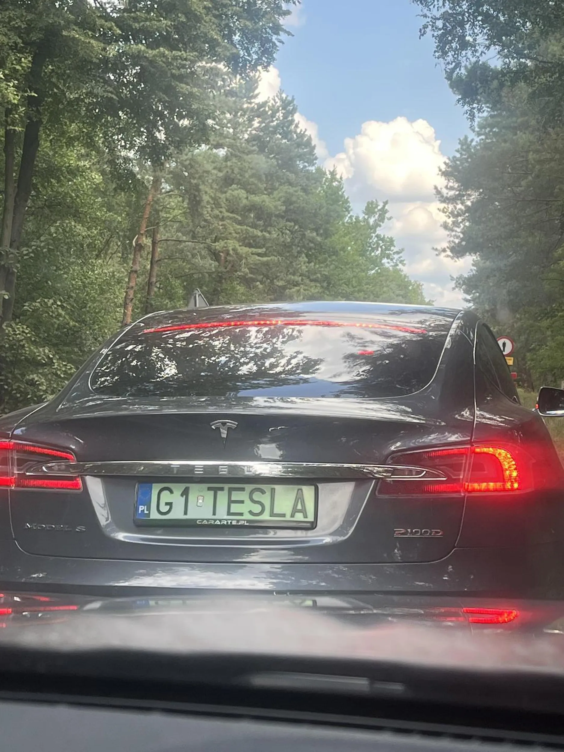 Stary dziad który nie umie jeździć, wymusza i spycha ludzi z drogi