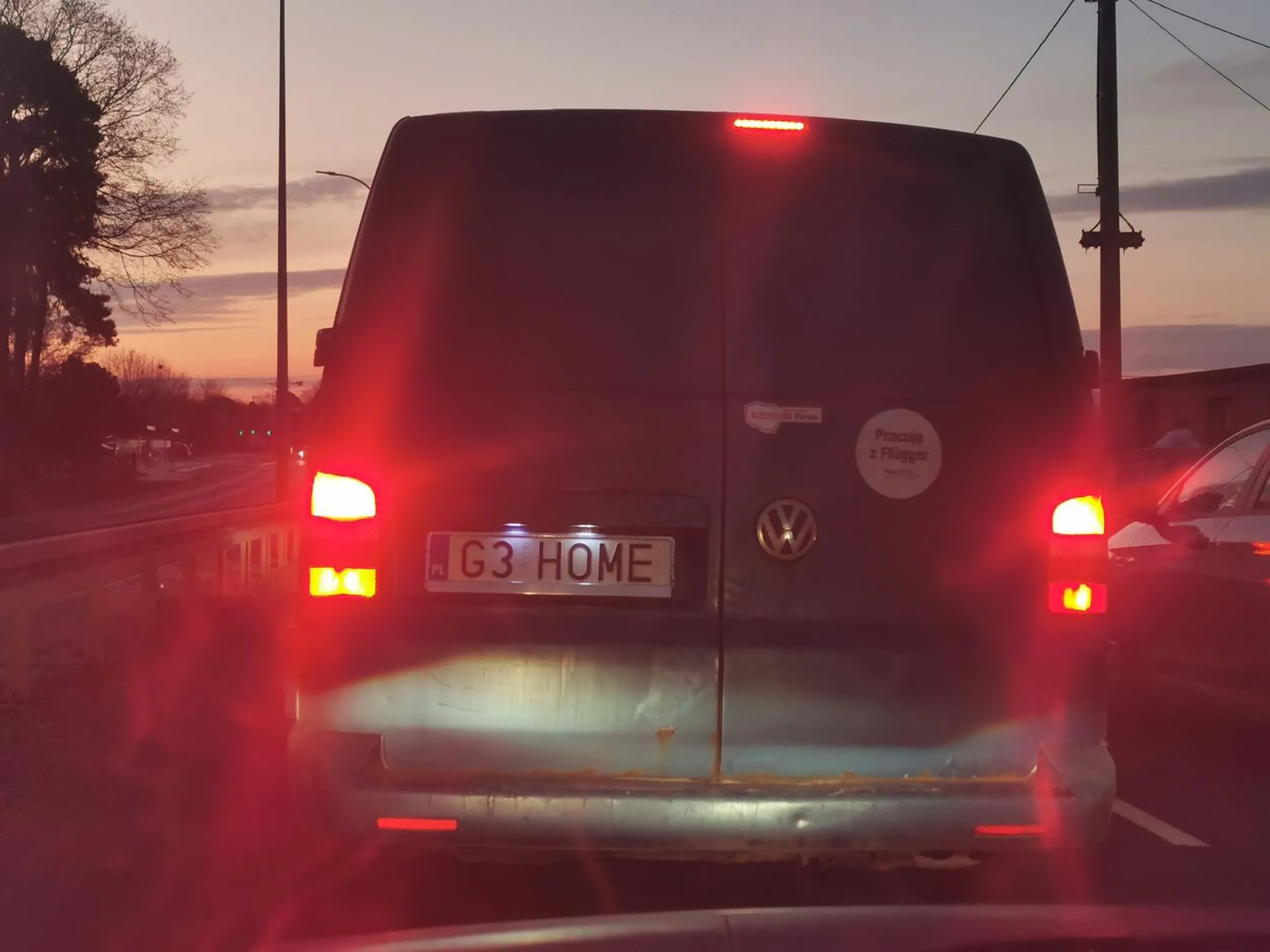 Jeździ slalomem i wciska się wymuszając pierwszeństwo