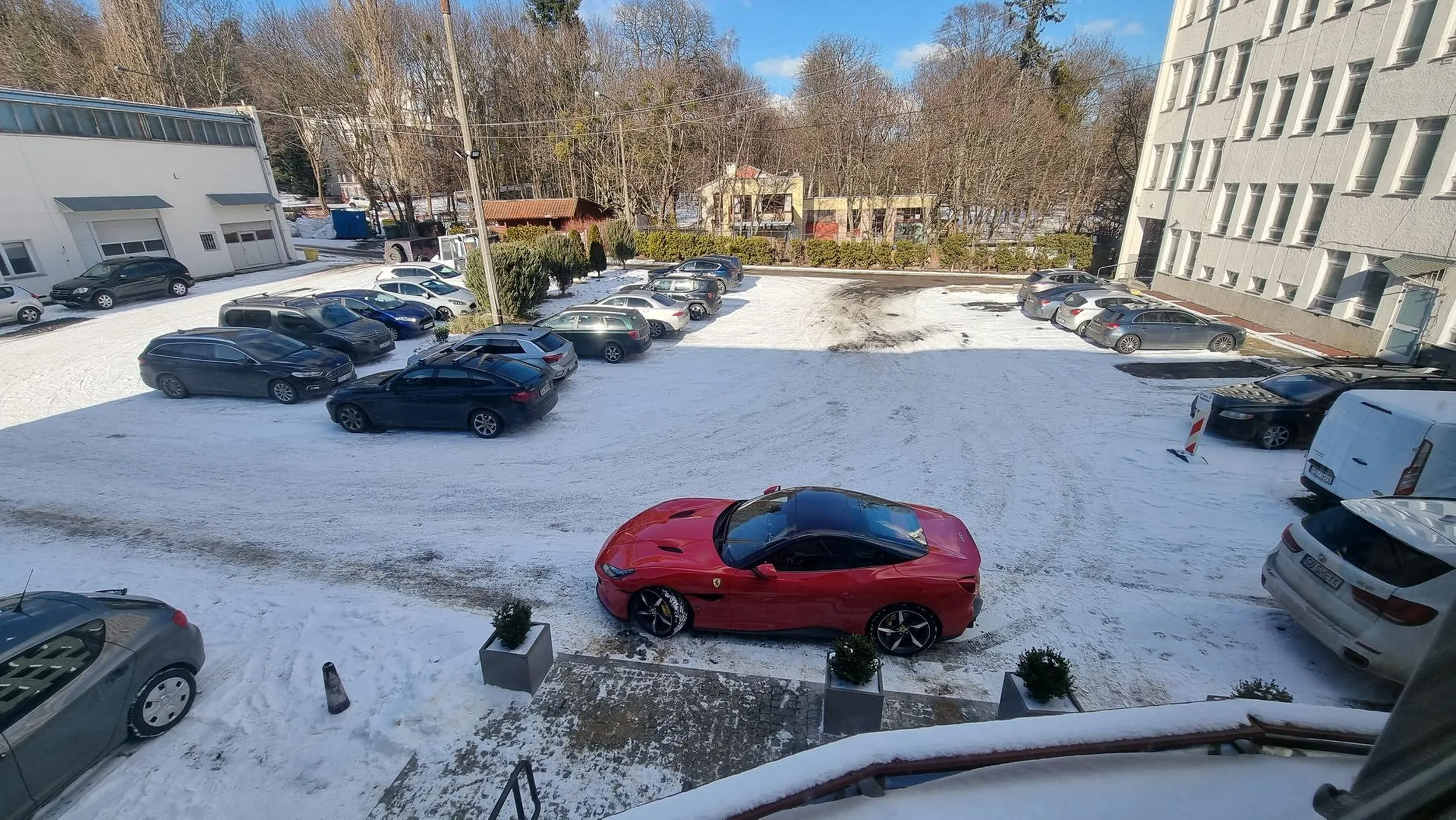 Panie łysy, parkuj pan normalnie na miejscach parkingowych, a nie przy samych drzwiach. Oczywiście wszyscy podziwiamy to cudo, każdy już pana zauważył, może pan już przestać zwracać na siebie uwagę. Wiem, to może być trudne.