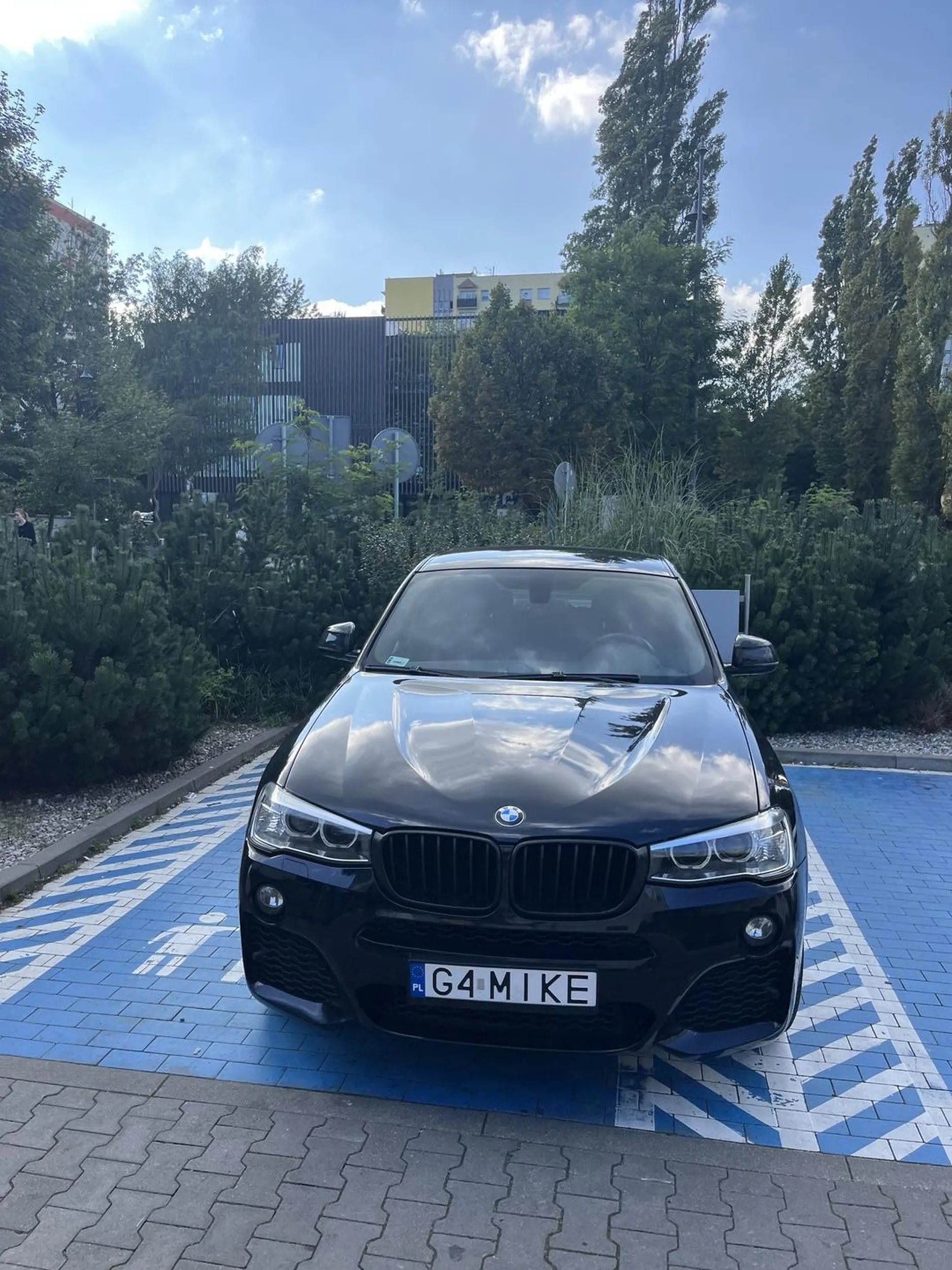 Inwalida ale niestety umysłowy - auto prowadzone przez nabotoksowaną idiotkę wyglądająca jak frenkenstein