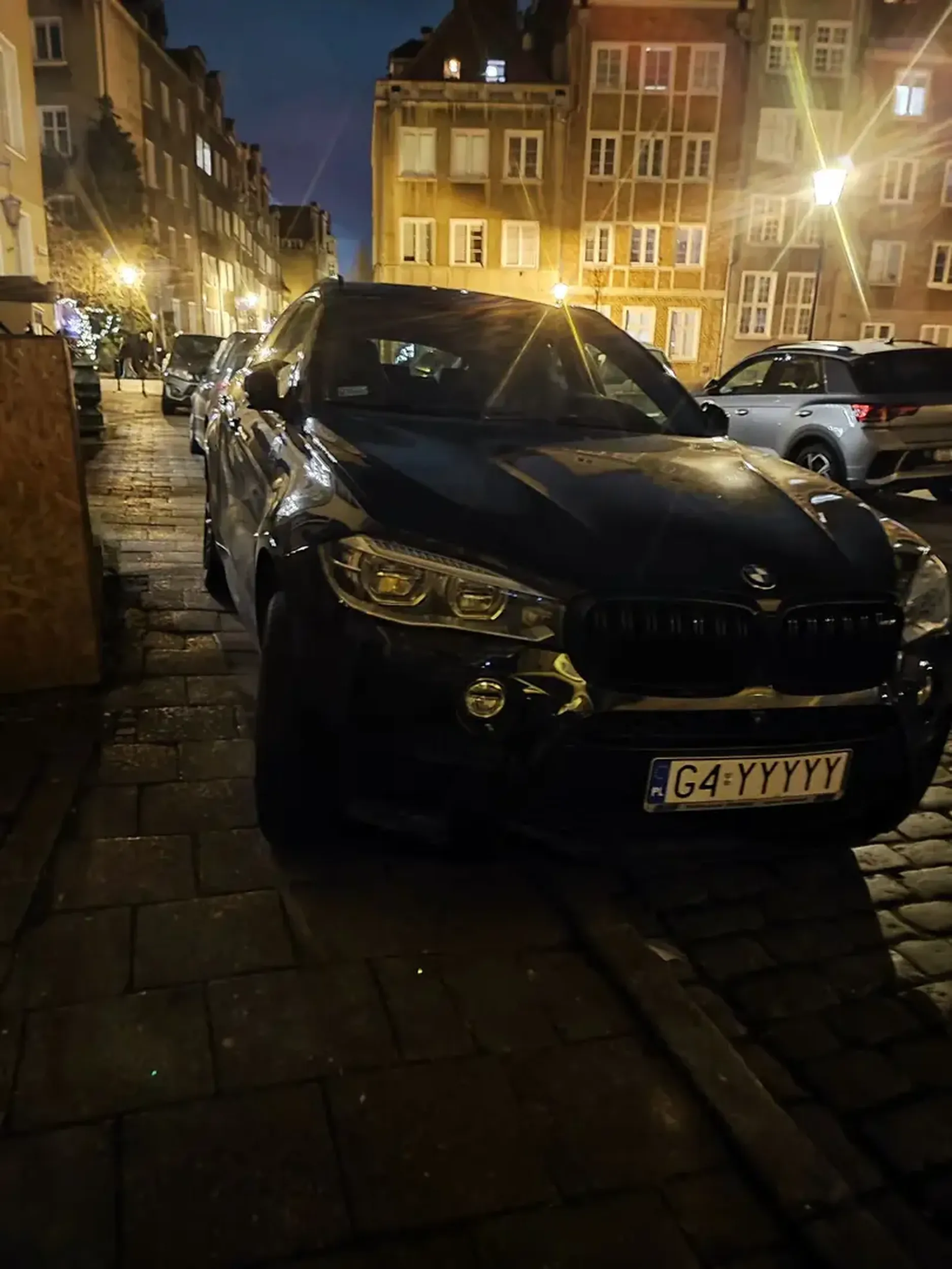 Parkowanie na chodniku Głównego Miasta w Gdańsku. Dla pieszych zostało kilkadziesiąt centymetrów.