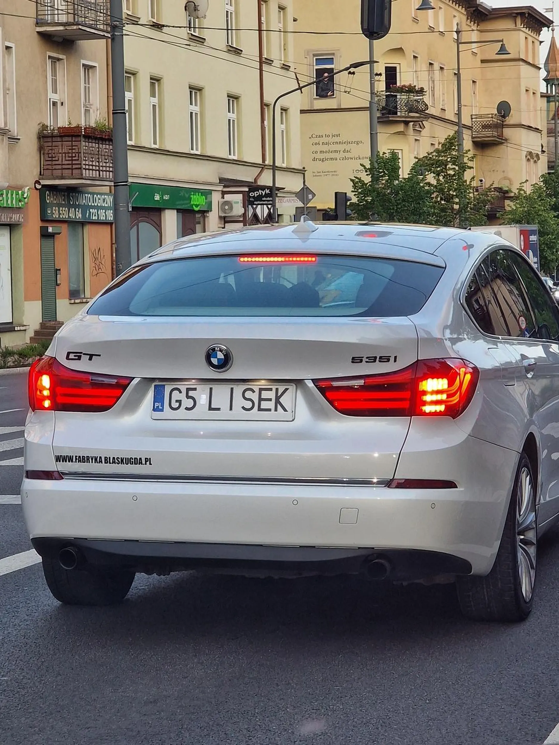 Niebezpieczna jazda po mieście, zajeżdżanie pasa, gaz w podłogę od świateł do świateł, wyprzedzanie na przejściu dla pieszych, zmiana oasa na podwójnej ciągłej.