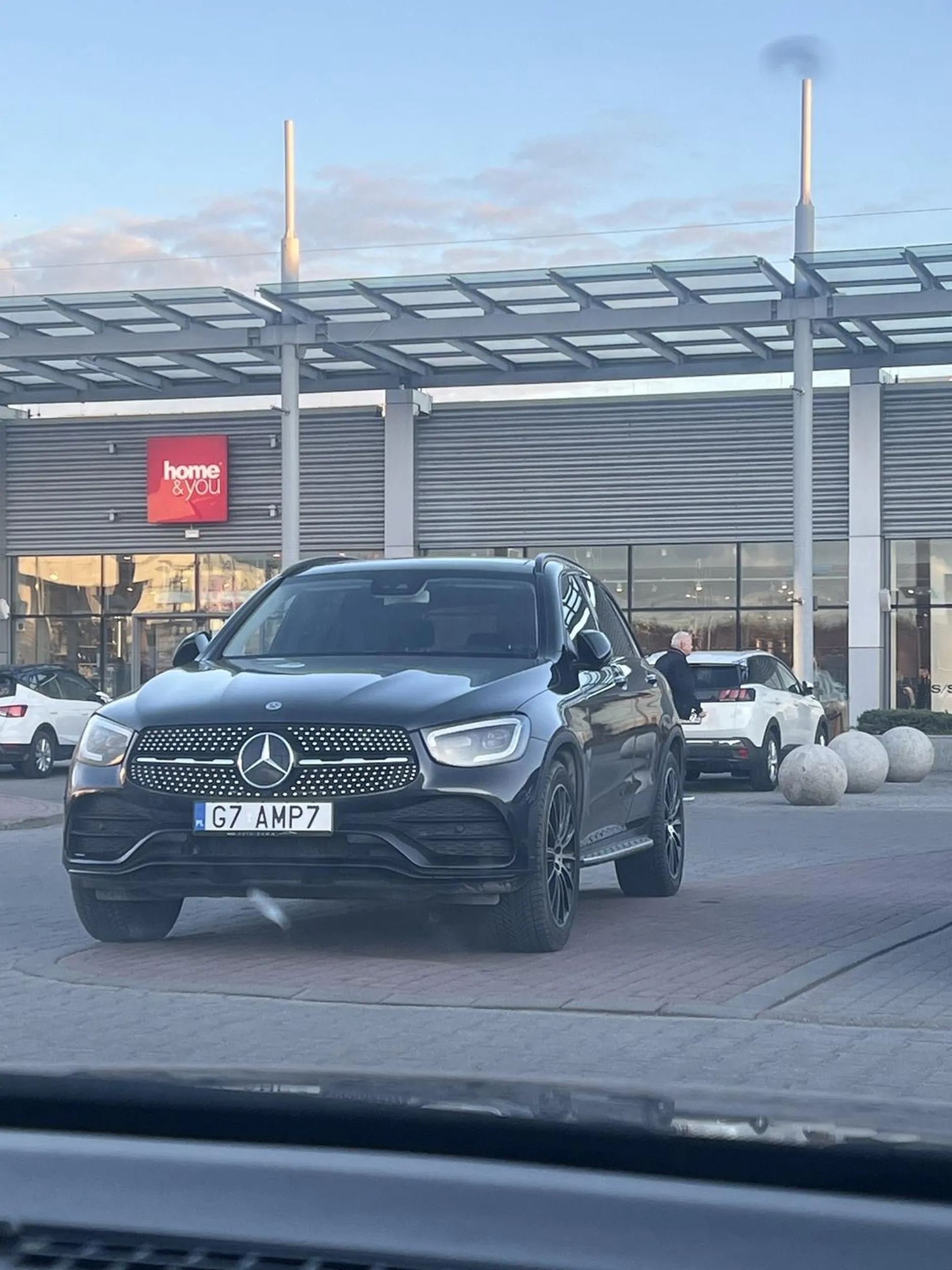 Gościu wiem że masz swoje lata ale szanujmy się jest dużo miejsc na tym parkingu nie trzeba stawać na chodniku