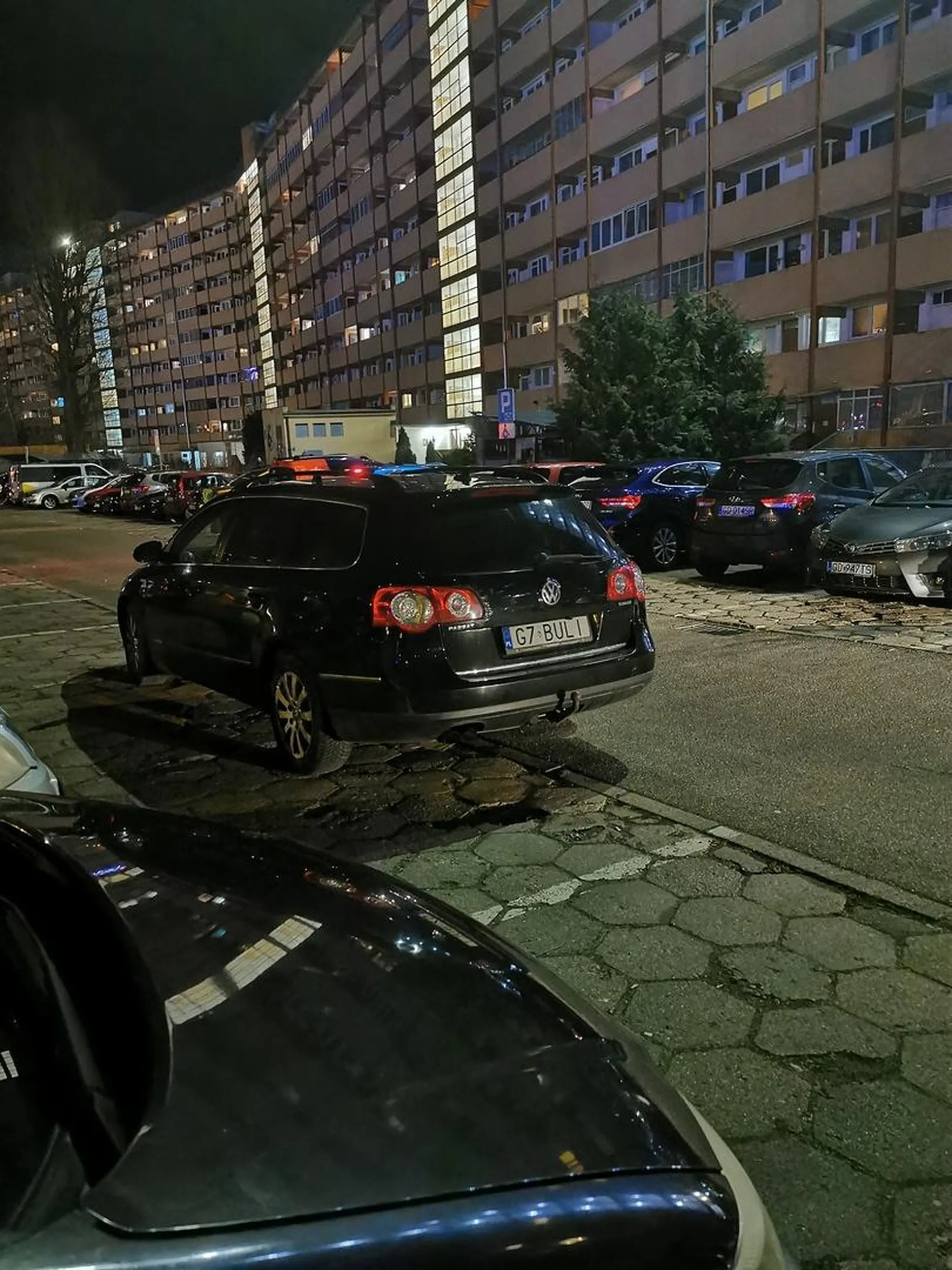 Gamoń który zastawia inne pojazdy. Zostawił tak zaparkowane auto, zablokował 3 inne pojazdy, nikogo nie było w srodku. Dosłownie obok jest zawsze wolny postój taxi.. Czemu nie mogłeś tam się zatrzymać?