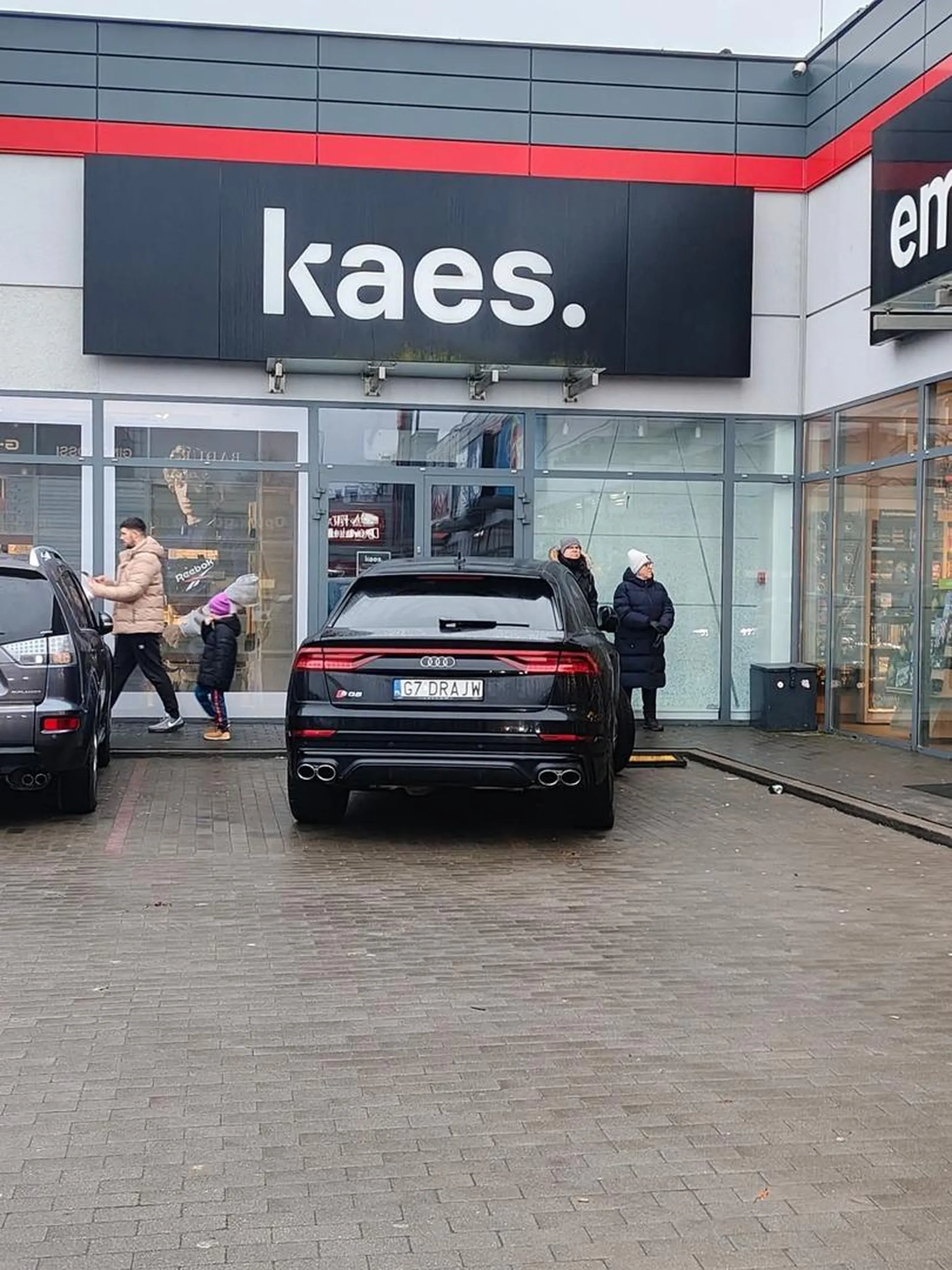 Pan nie będzie jak plebs parkować na jednym miejscu parkingowym, bo mu się należą dwa.