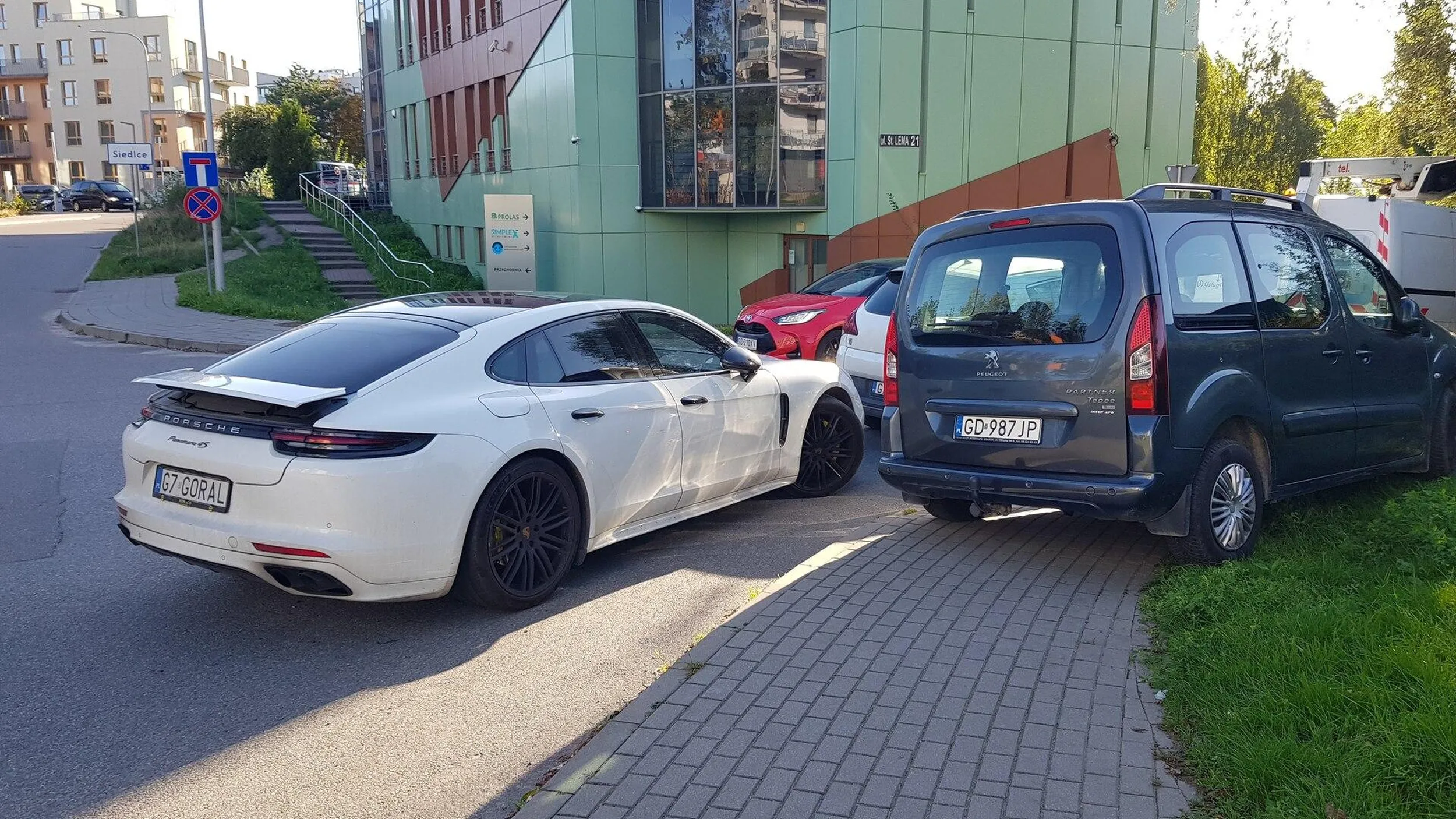 Najlepszym miejscem dla niego jest parkowanie na skrzyżowaniu. Parkować też nie potrafi - to zbyt trudne dla niego.