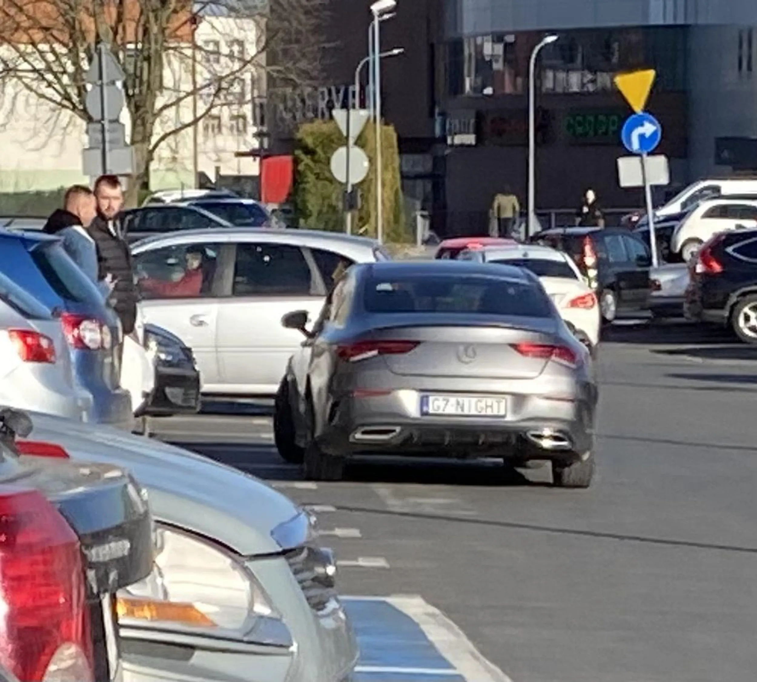 Stoi na środku drogi przejazdowej jak ostatnia ciota. Obok pełno miejsc parkingowych, serio dziesiątki. Na zdjęciu widać ryj tego przyglupa.