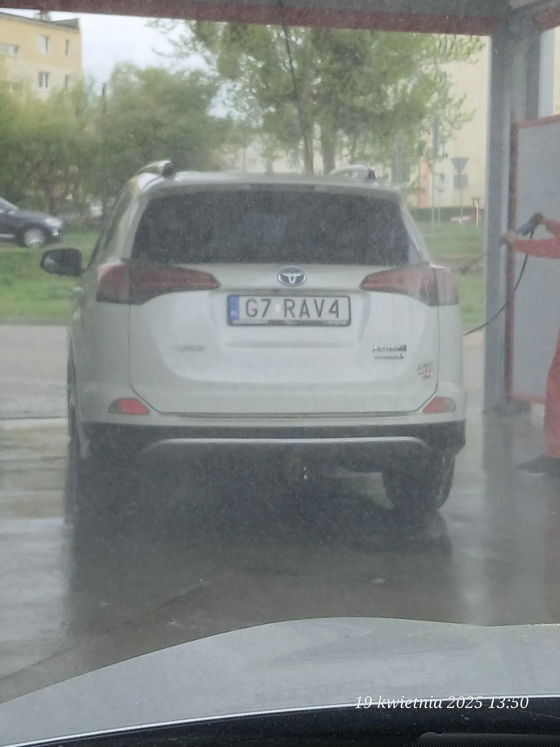 Cham bez mózgu. Wbija się na myjnie bez kolejki i się pruje do ludzi. Widać, że z twarzy kaleka umysłowy