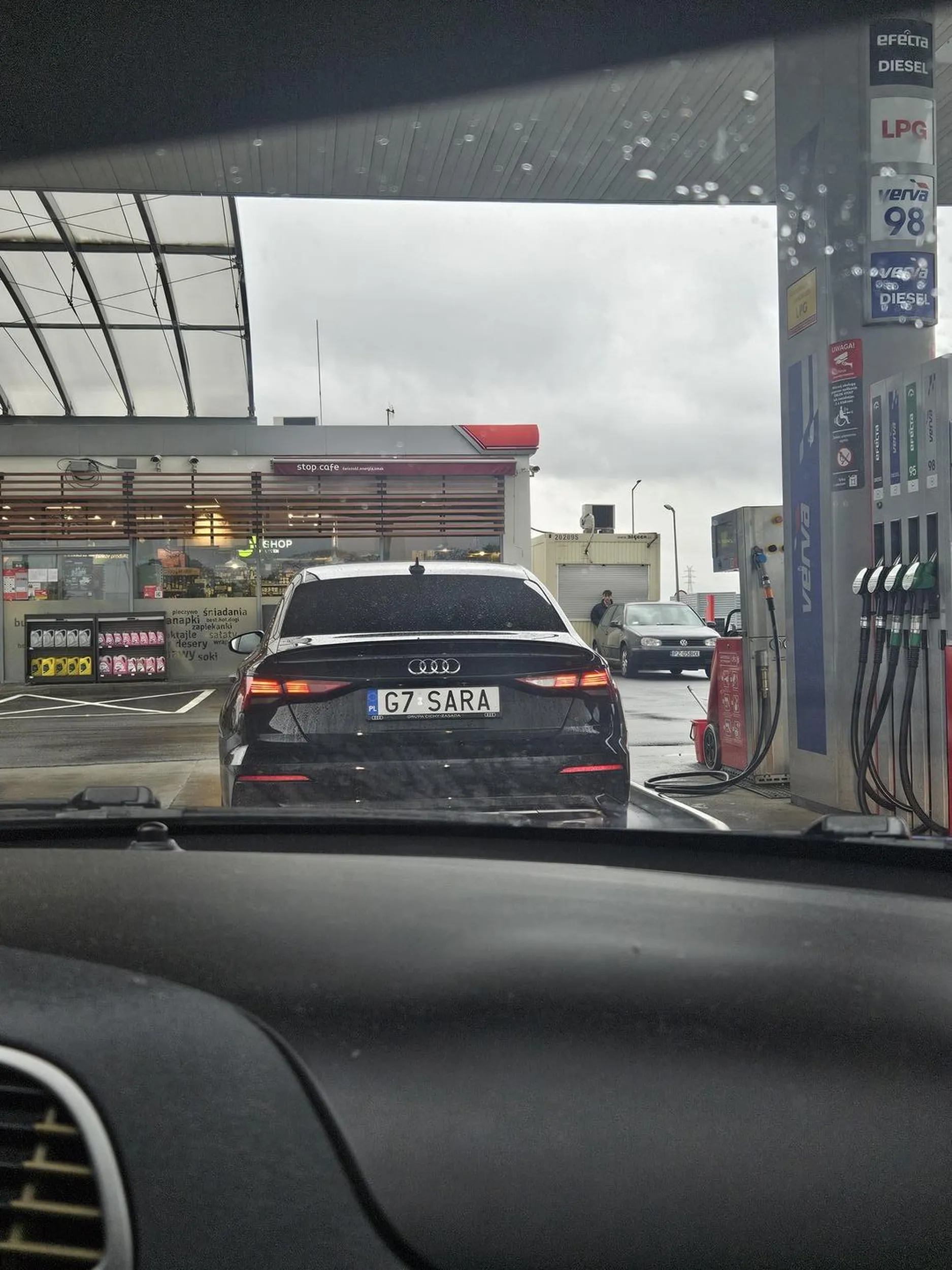 wieśniaro, jak chcesz sobie robic zakupki na stacji to zjedz na parking, 300 lat swietlnych minelo a ty dalej stoisz i blokujesz, zeby ci te leginsy na dupie nie pękły od wielkiego ego.