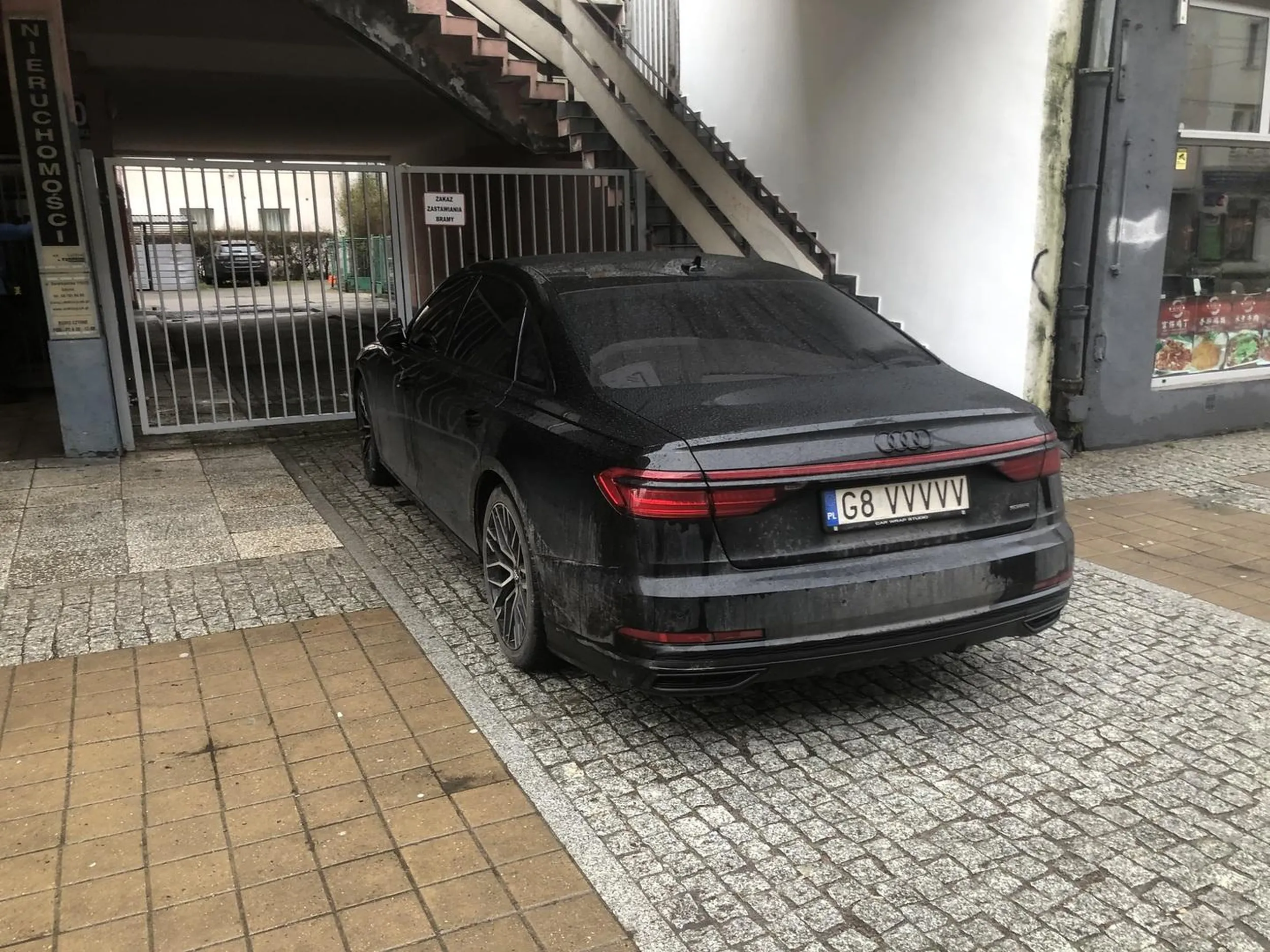 Zjeb ciągle parkuje w ten sposób na środku chodnika na Świętojańskiej 110 w Gdyni