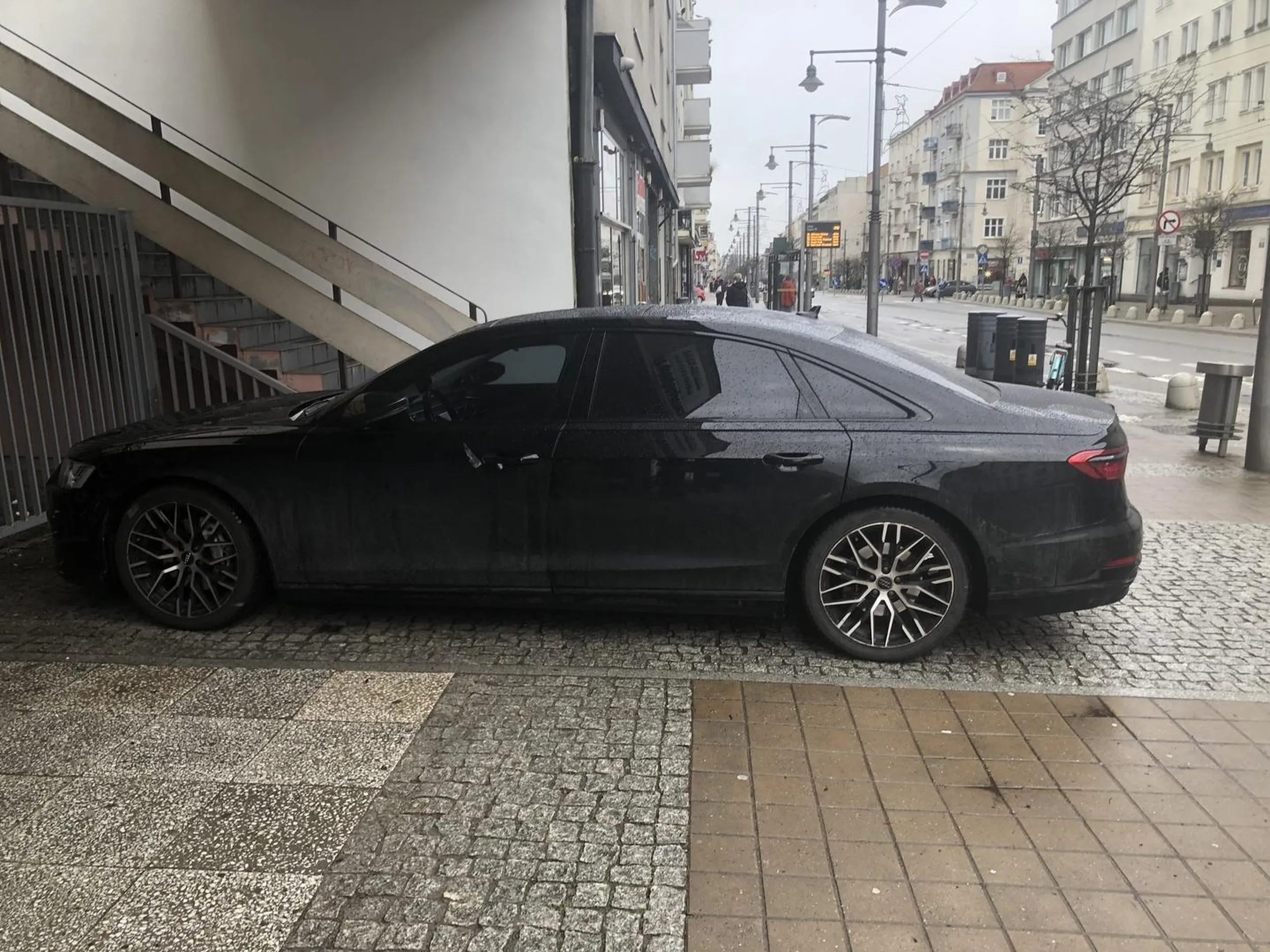 Zjeb ciągle parkuje w ten sposób na środku chodnika na Świętojańskiej 110 w Gdyni