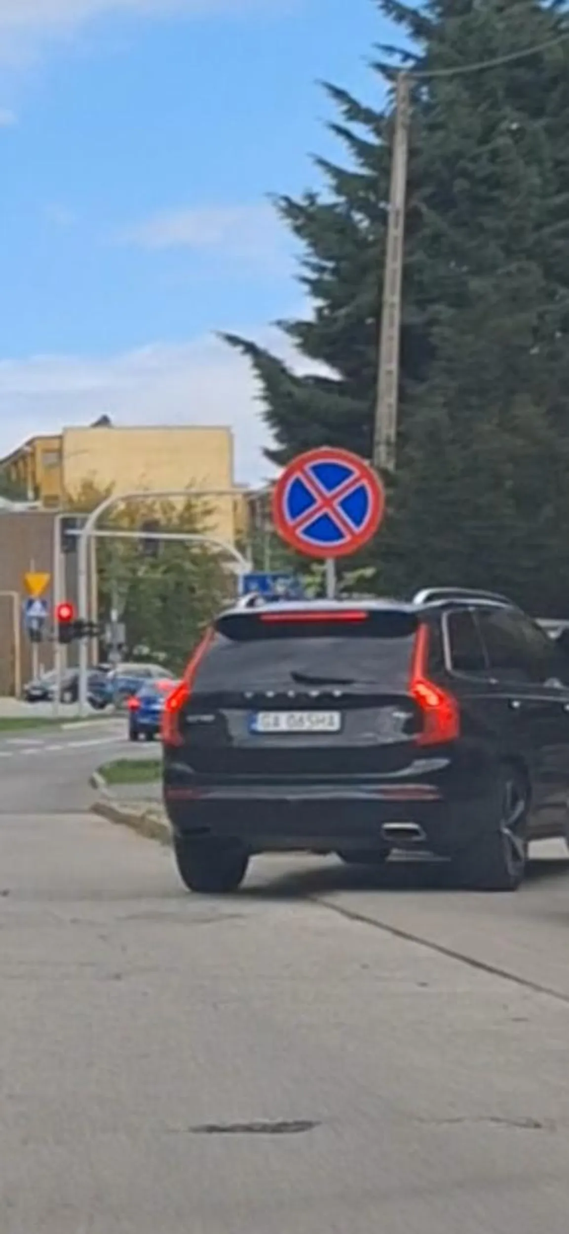 Jezdzi po chodniku I parkuje na nim