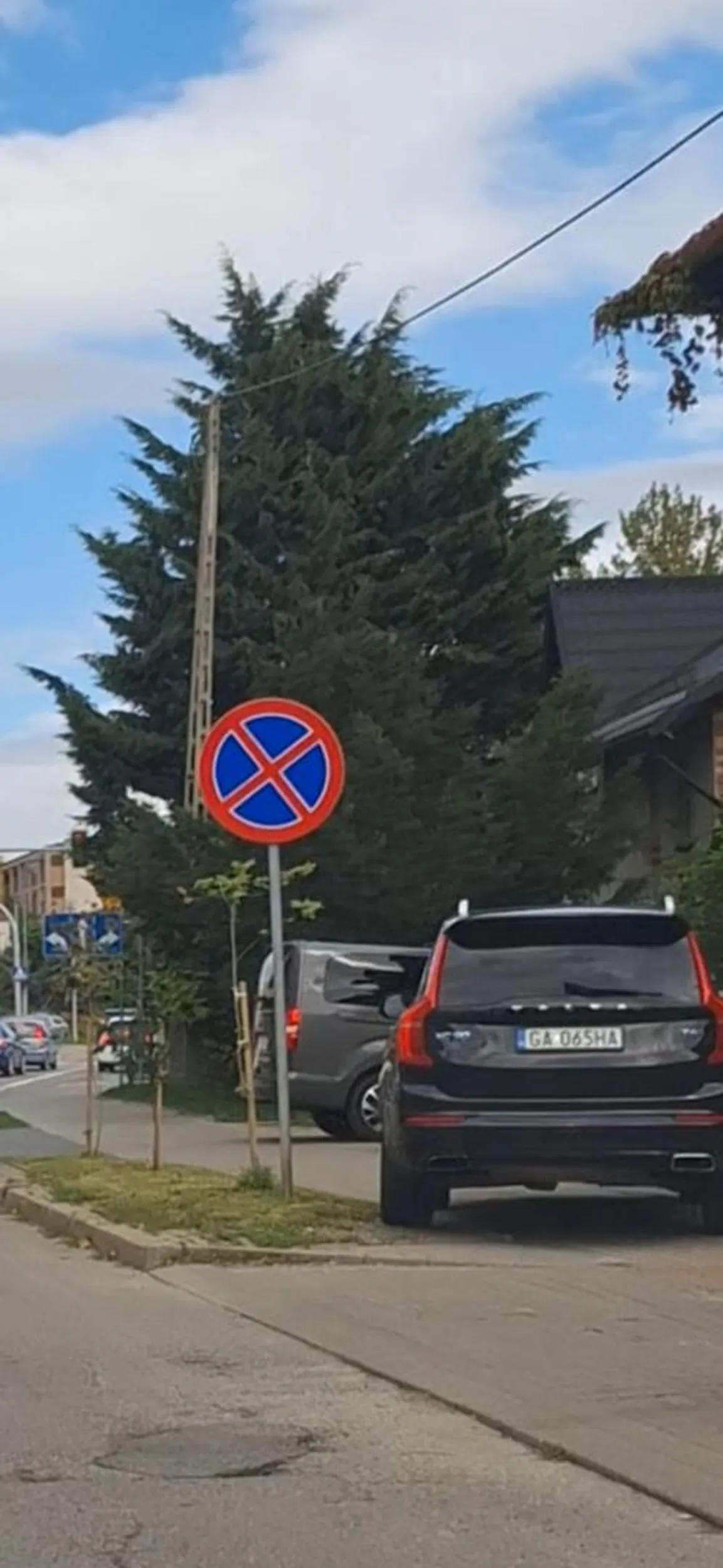 Jezdzi po chodniku I parkuje na nim