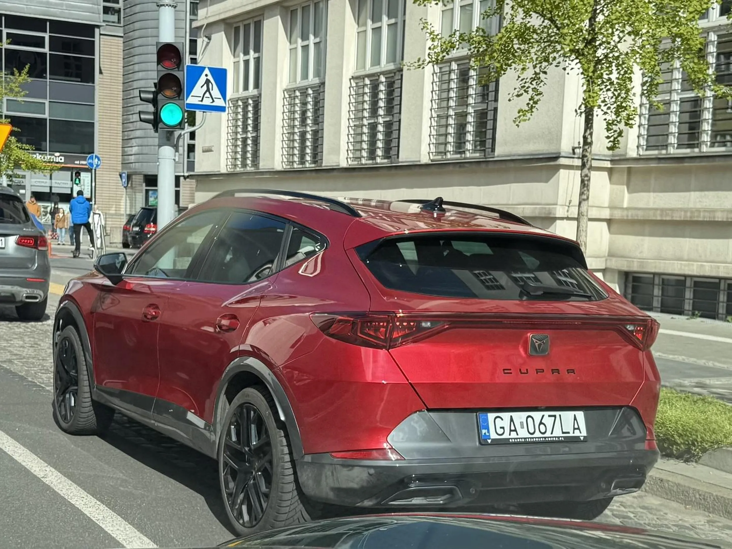 Dni, tygodnie, miesiące lecą - a tutaj nic się nie zmienia... Gościu dziś również wbił mi się na pas na chama, gdy zostawiłem sobie troszkę więcej miejsca na światłach. A potem głupie gierki z hamowaniem, blokowaniem i przyspieszaniem przy wyprzedzaniu. Palca tym razem nie było - ale za to było "strasznie" zimne spojrzenie, że aż strach się bać... Gdzie takich sieją?!