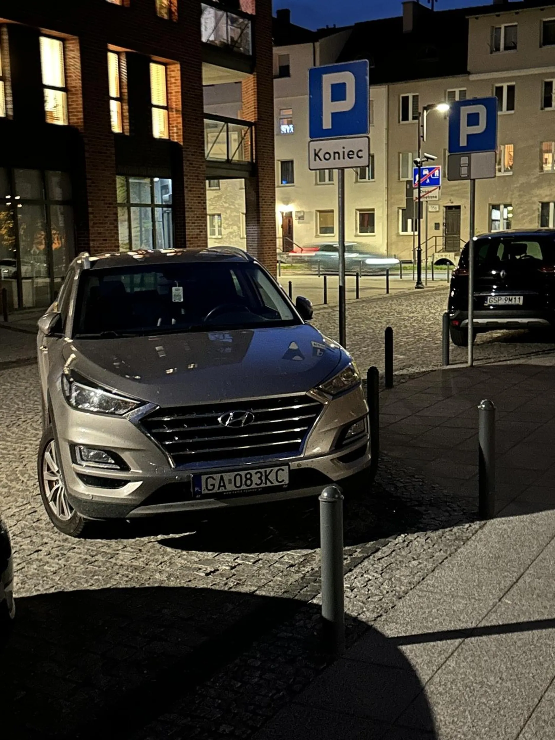 Ćwierćmózg nie potrafi zaparkować zgodnie z przepisami - połowa samochodu wystaje i blokuje przejazd