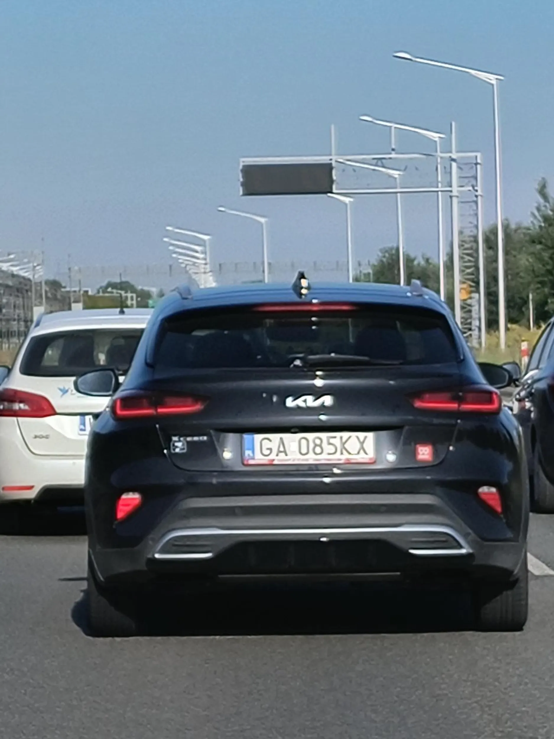 Zajeżdża niebezpiecznie drogę, robi agresywne slalomy pomiędzy autami na różnych pasach. Dziś na S8 uderzyłby w nas, gdybyśmy nie zareagowali.