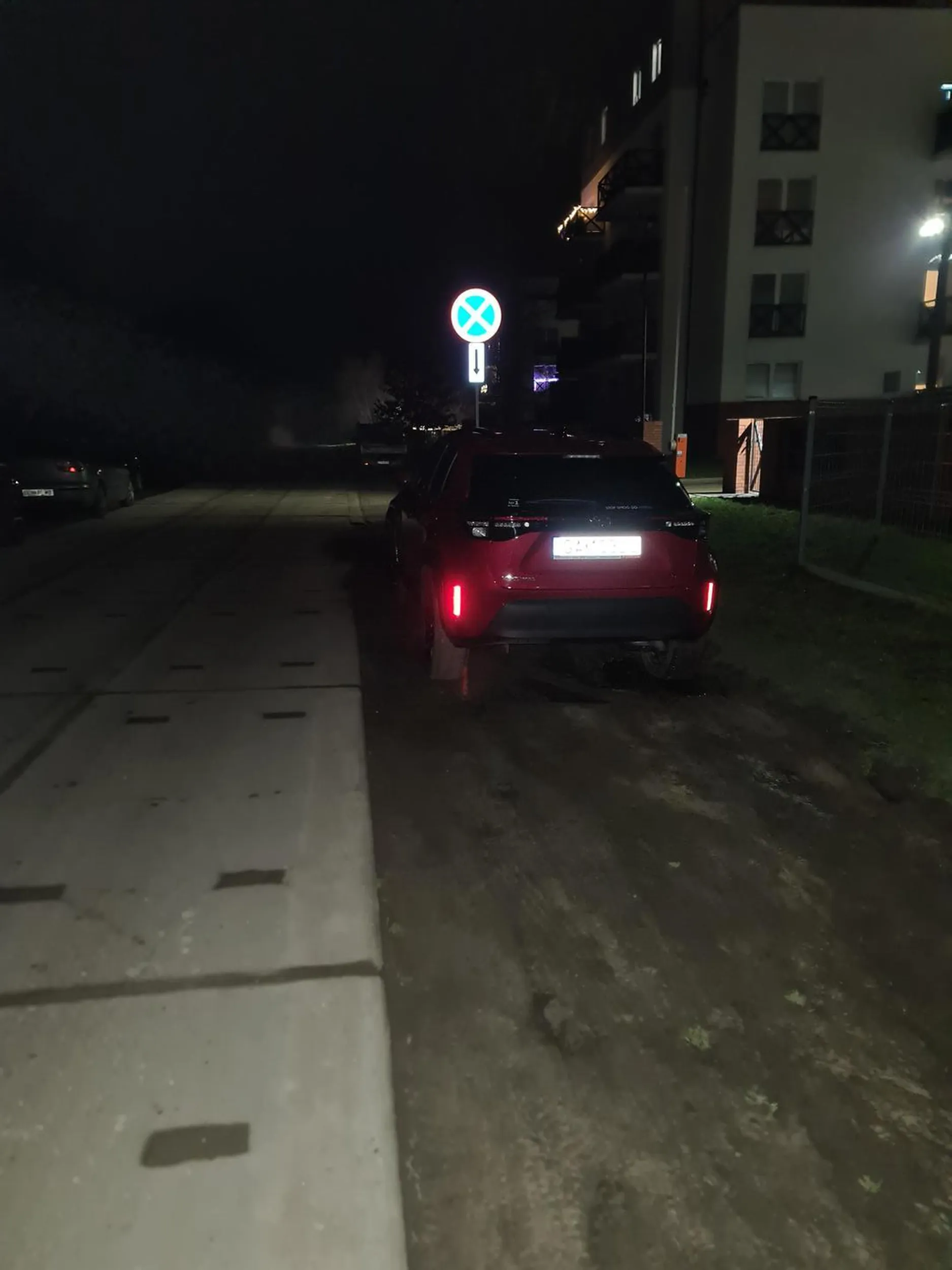 Jakim cudem ślepa blondynka dostaje prawo jazdy, że nie widzi znaku zakazu?