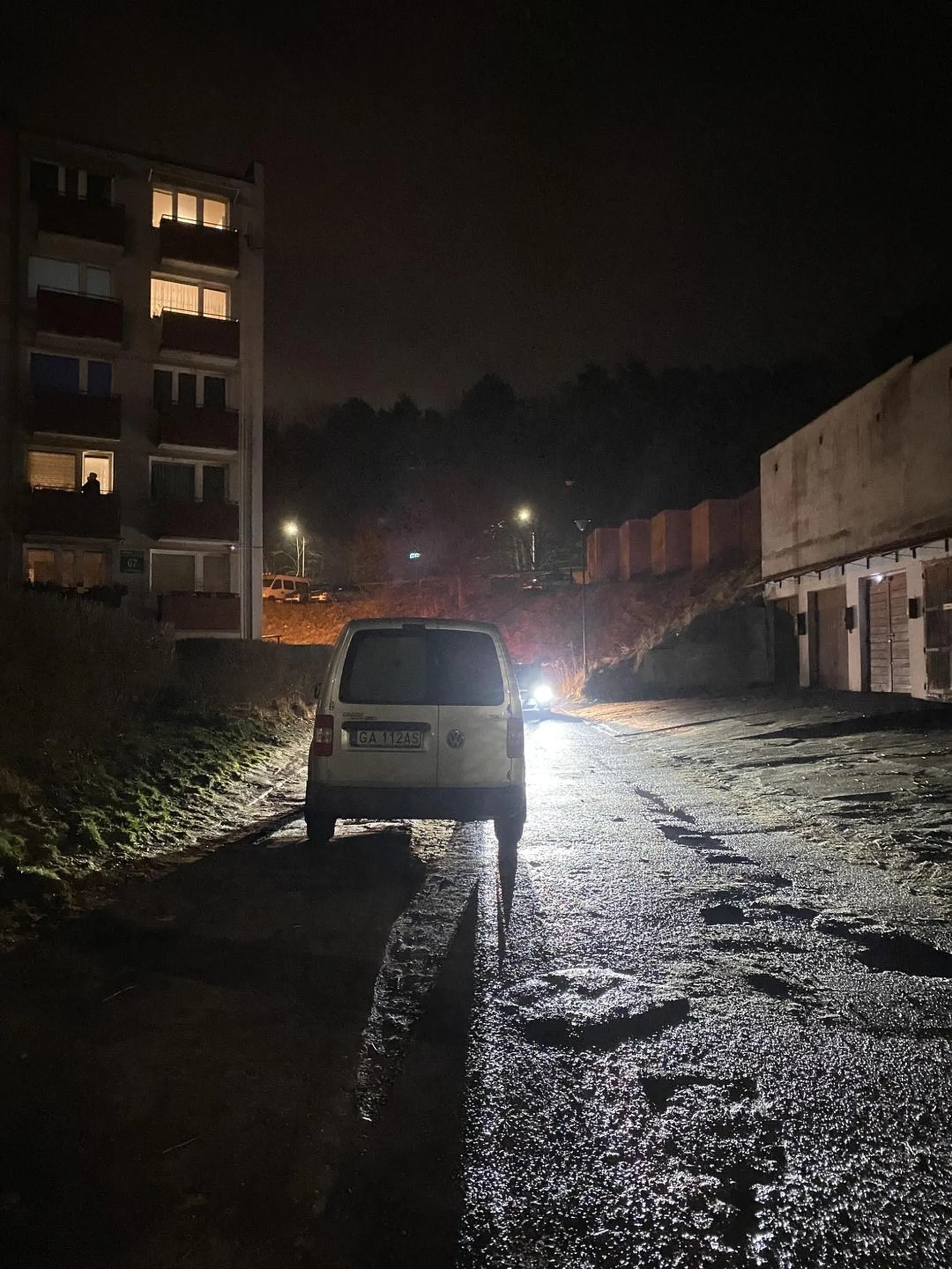 parkuje jak zwykła oferma życiowa bez skruchy wobec innych, utrudniając parkowanie i wjazd mieszkańcom bloku. obyś dostał mandat.