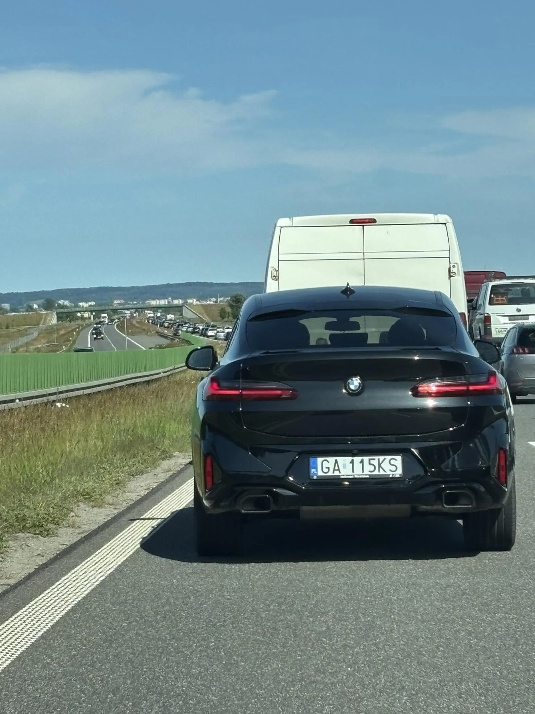 Wyprzedzała pasem technicznym podczas korka na S7 w okolicach Elbląga, wjeżdżała na przeciwne pasy bez używania kierunkowskazów wypychając przy tym auta z swoich pasów