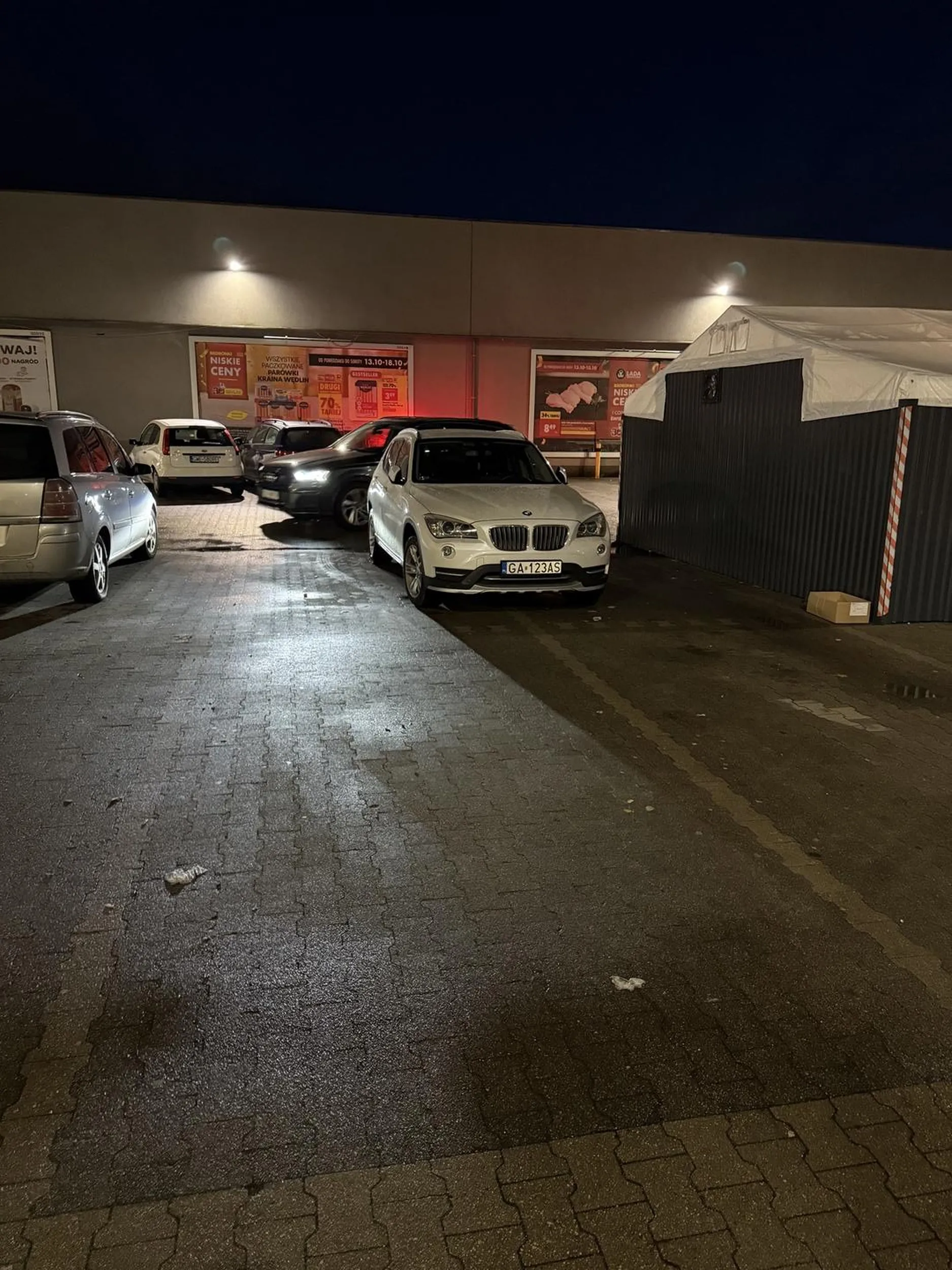 Niezły AS. Lębork. Miejsce zajęte w momencie gdy na parkingu zostało ok. 10 wolnych miejsc. Wg mnie pasażerowie nie mieli trudności z poruszaniem się. Ludzie przed 50. Trochę więcej empatii. Ciężko poświęcić 10 s więcej i zaparkować jak człowiek, żeby na pewno dla wszystkich starczyło miejsca?