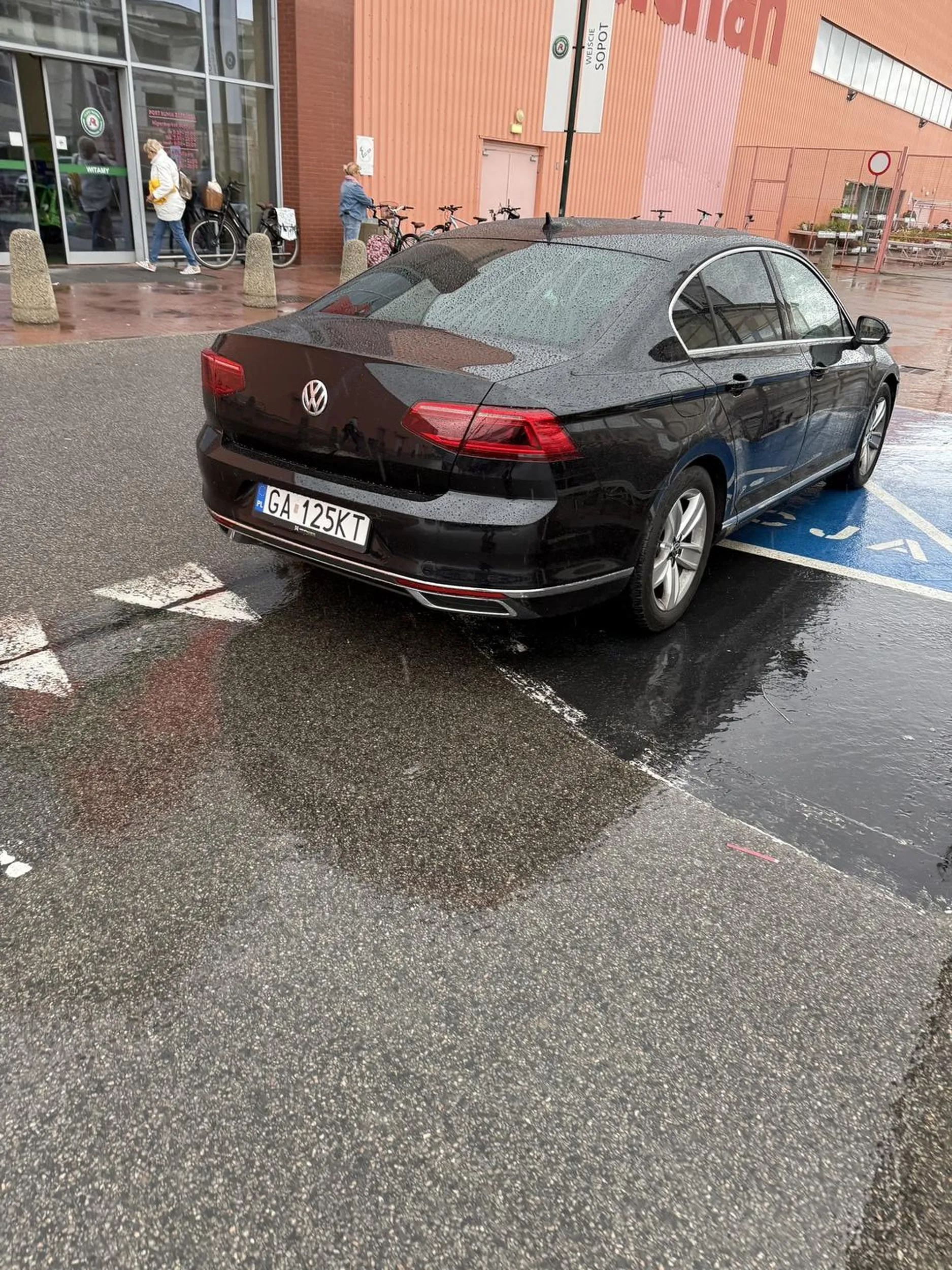 Nie oznakowana Policja ? kobieta nie wie że tam nie można parkować się