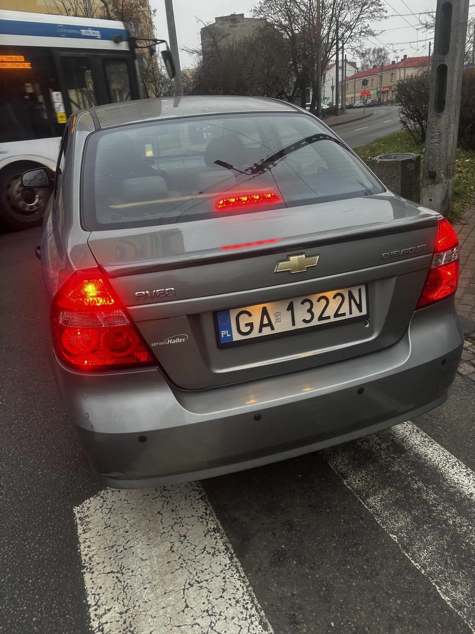 Pan, który już dawno powinien stracić możliwość prowadzenia pojazdu ze względu na swój wiek - nie widzi ludzi na przejściu dla pieszych, tworzy zagrożenie w ruchu drogowym, nie zna przepisów.