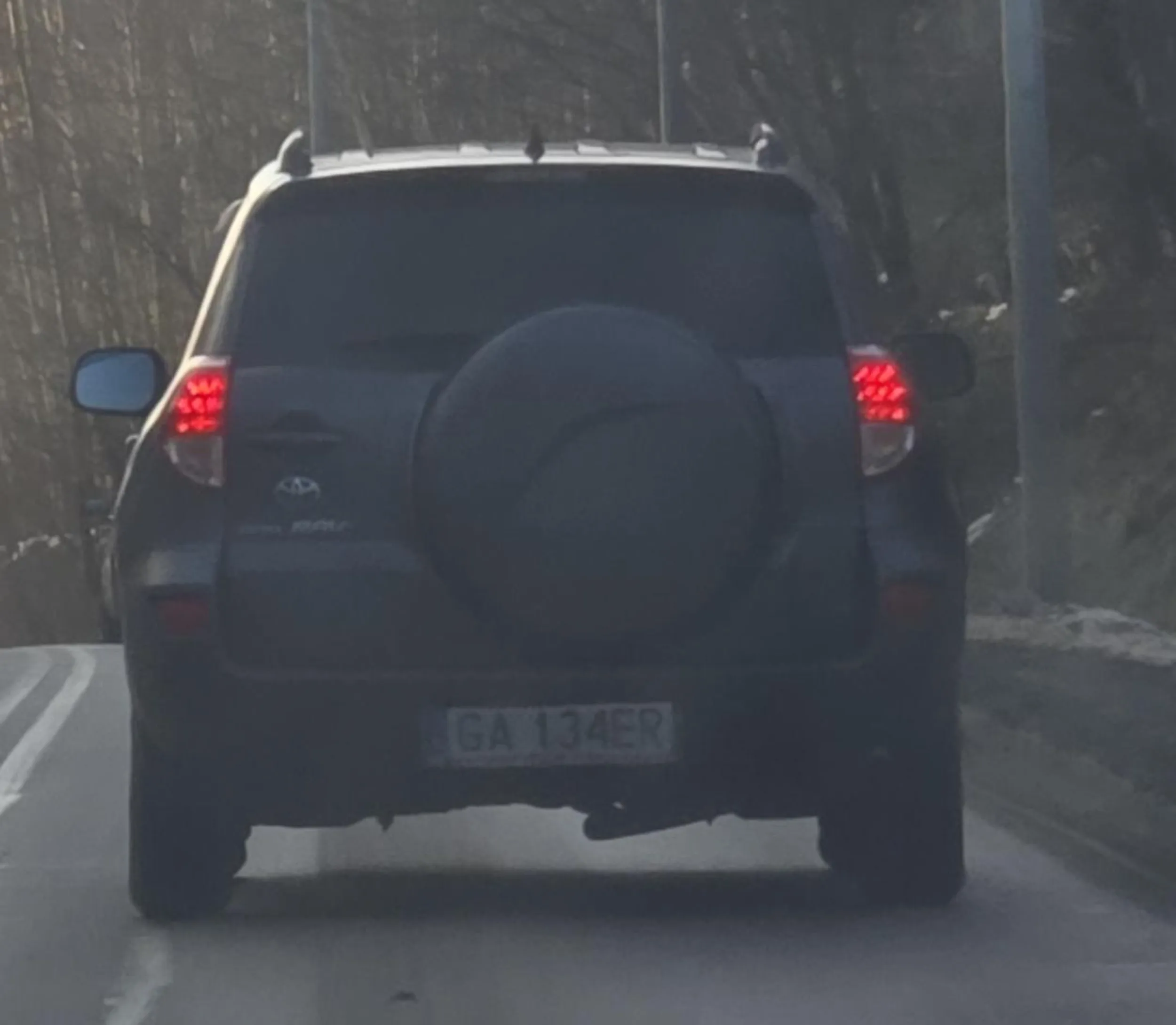 zostawia za sobą chmurę dymu, szczypie w oczy i w nos mimo zamknięcia nawiewu, MA SA KRA