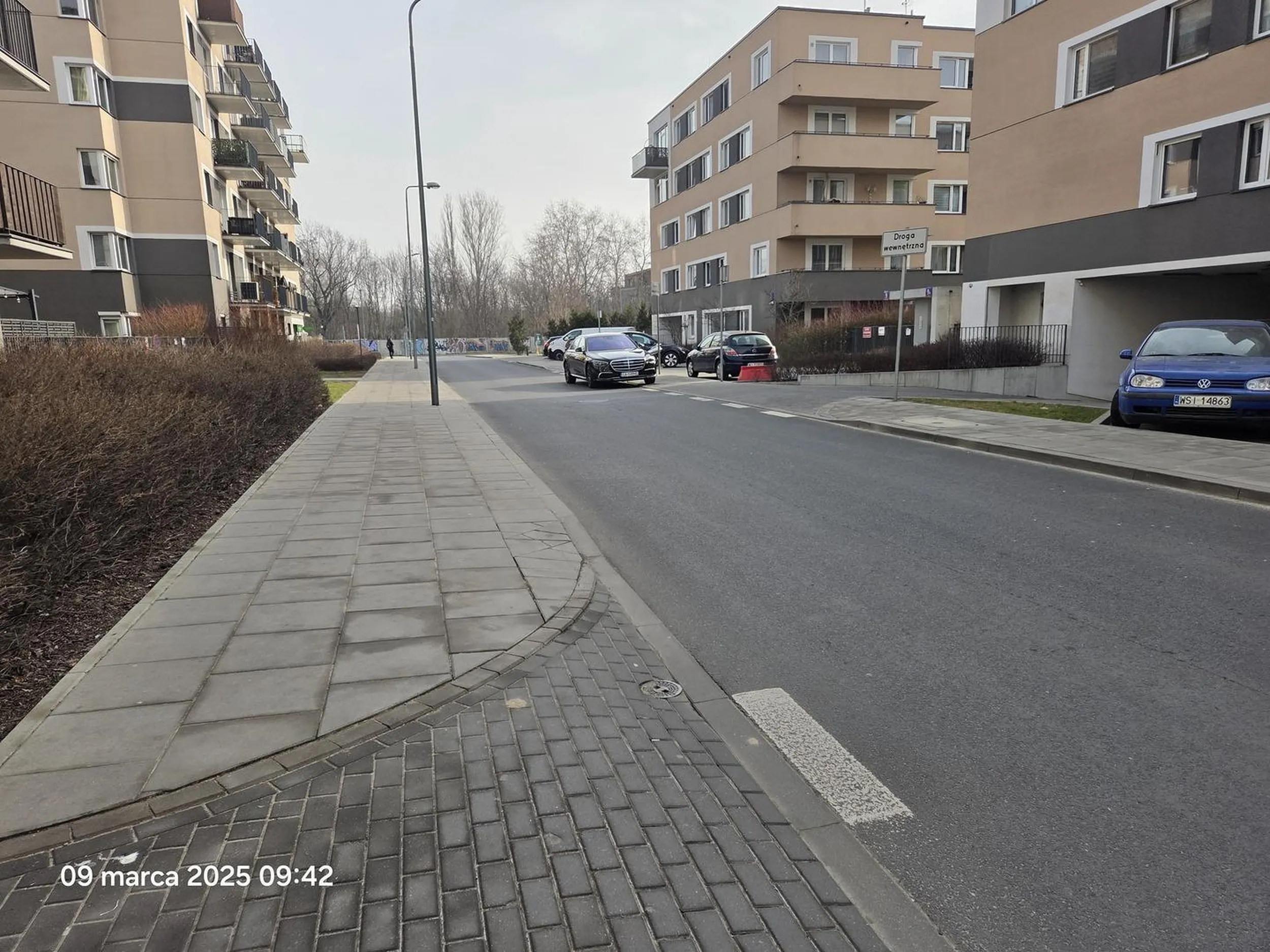 Na miesiąc stać ale już żeby pomyśleć że ogranicza widoczność wyjeżdżającym z garażu i utrudnia manewr już nie