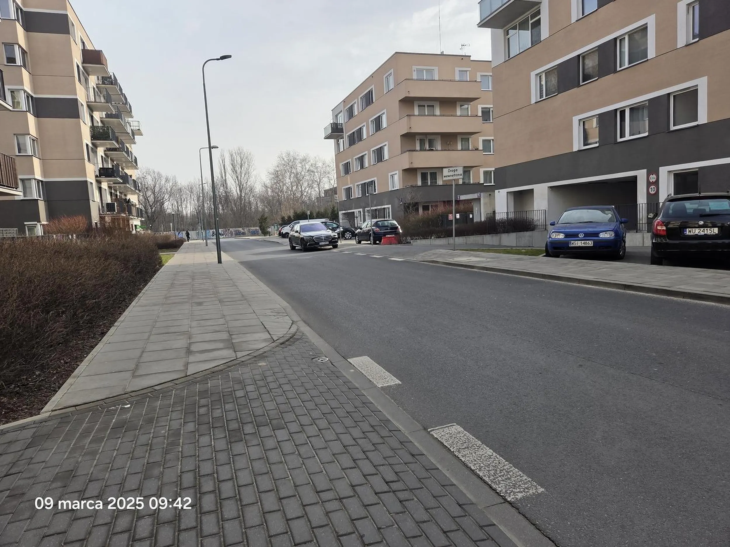 Na miesiąc stać ale już żeby pomyśleć że ogranicza widoczność wyjeżdżającym z garażu i utrudnia manewr już nie