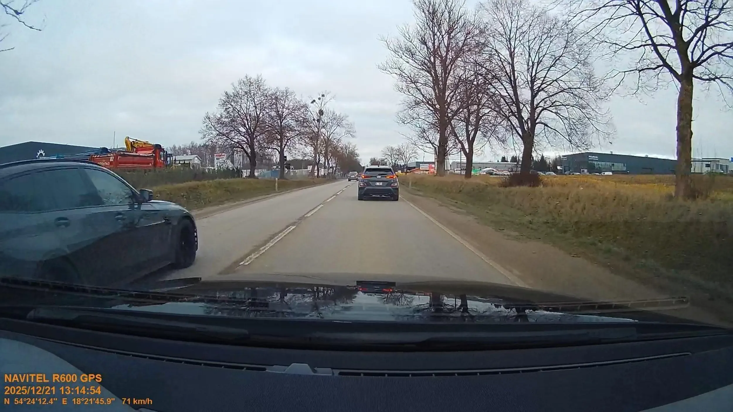 Wyprzedza na trzeciego i na czołówkę, samochód z naprzeciwka musiał ratować się zjechaniem na pobocze :(